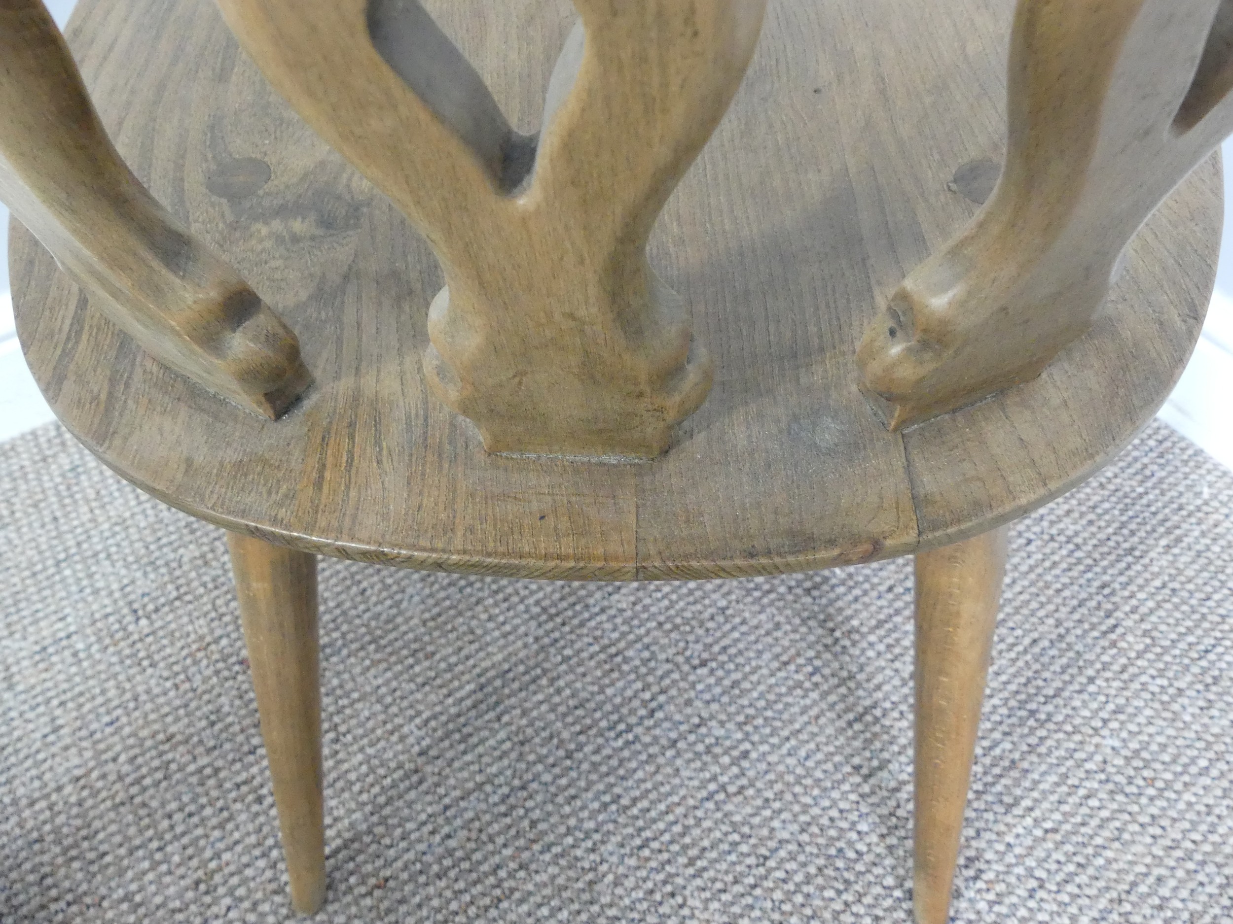 A set of four vintage ash kitchen chairs, all with carved backs, one chair has a different shaped - Bild 12 aus 16