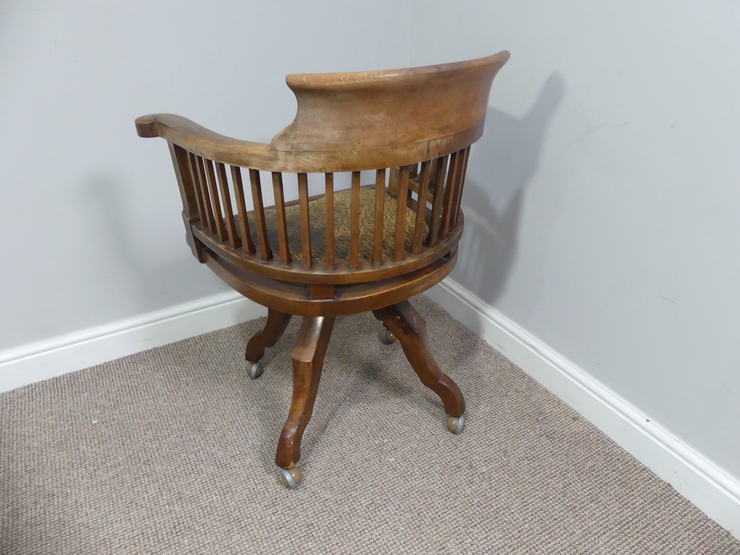 An early 20thC swivel Desk Chair, with spindle back and scroll arms, above an upholstered pad - Bild 2 aus 5