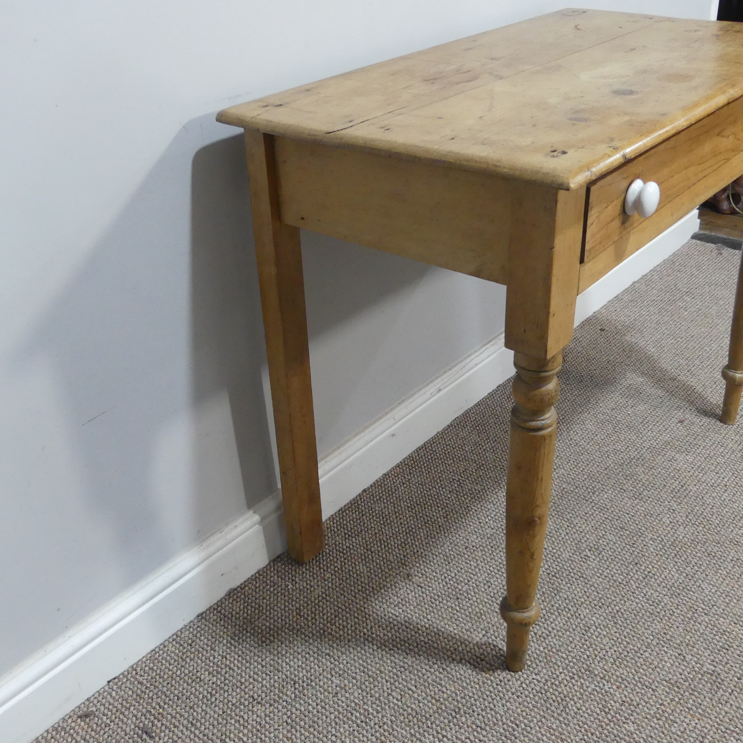 An early 20thC pine Side Table, W 89cm x H 74cm x D 49cm. - Bild 6 aus 6