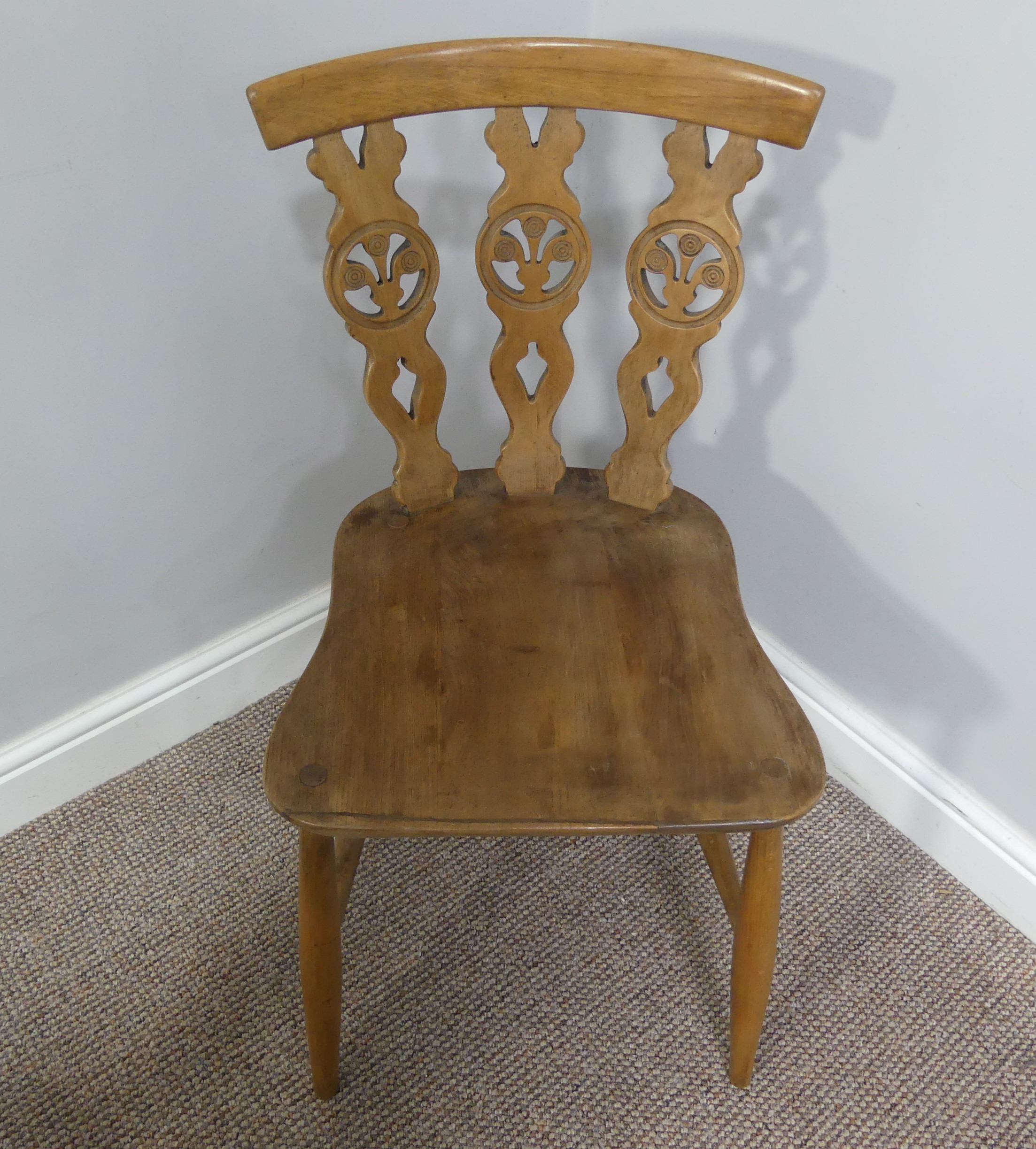 A set of four vintage ash kitchen chairs, all with carved backs, one chair has a different shaped - Bild 15 aus 16