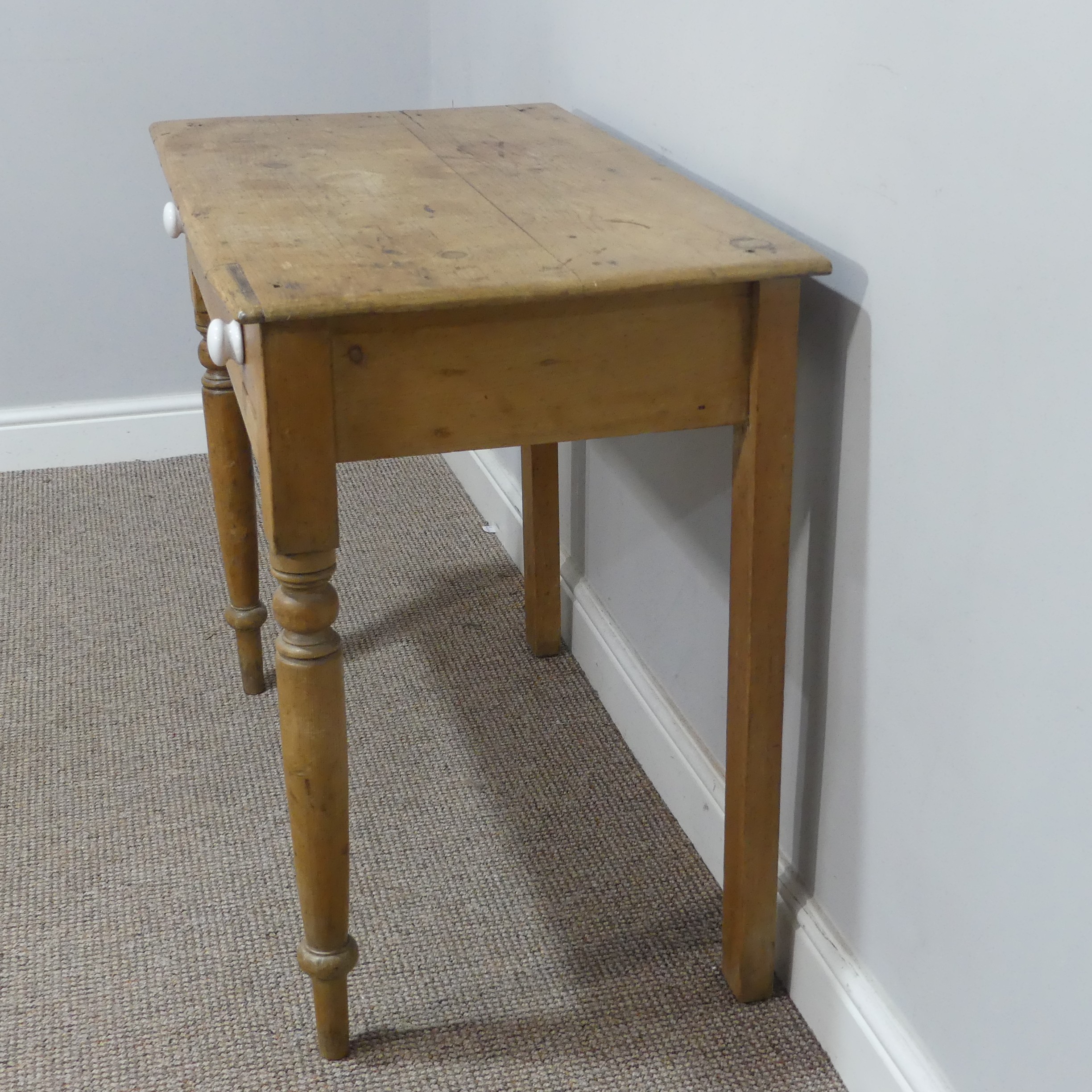 An early 20thC pine Side Table, W 89cm x H 74cm x D 49cm. - Bild 5 aus 6