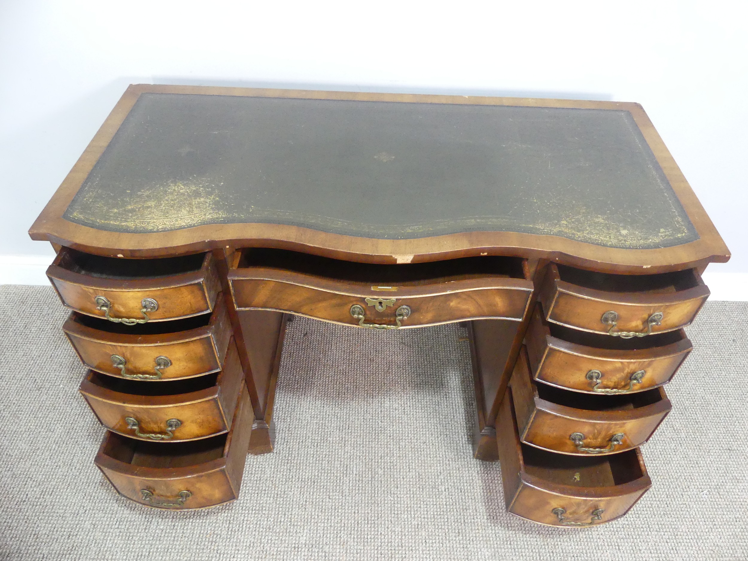 An early 20thC walnut Serpentine-fronted Pedestal Desk, the top with green tooled leatherette inset, - Bild 3 aus 7