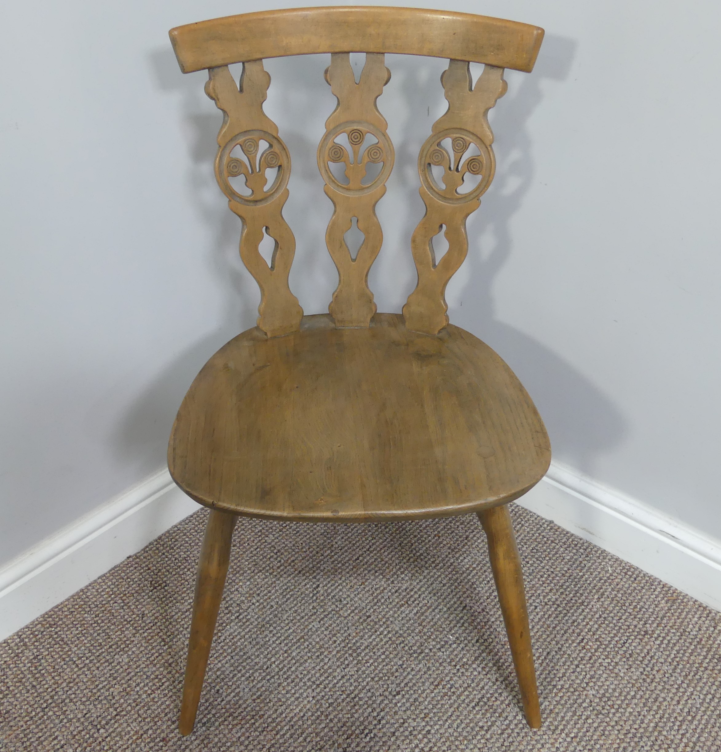 A set of four vintage ash kitchen chairs, all with carved backs, one chair has a different shaped - Bild 10 aus 16