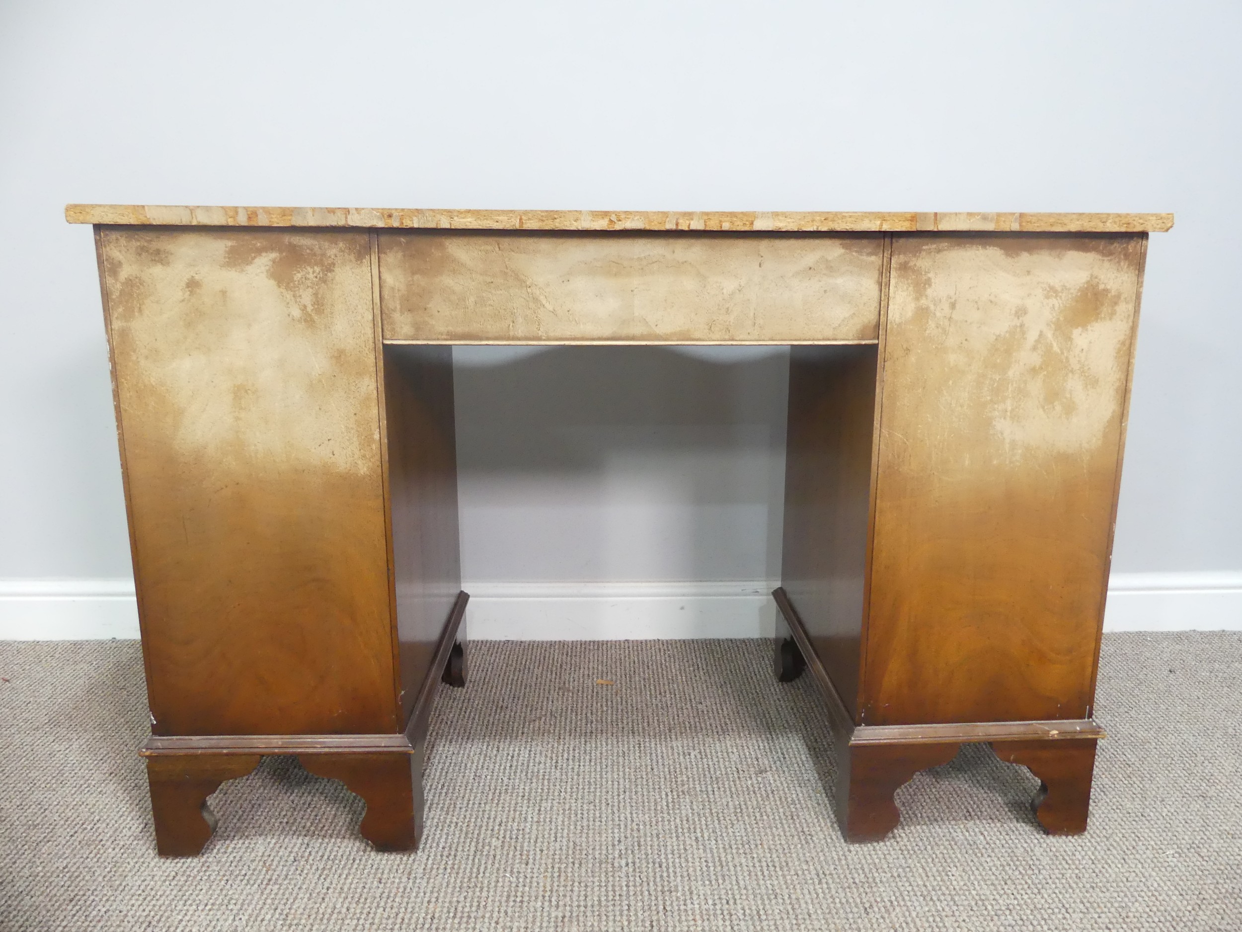 An early 20thC walnut Serpentine-fronted Pedestal Desk, the top with green tooled leatherette inset, - Bild 7 aus 7