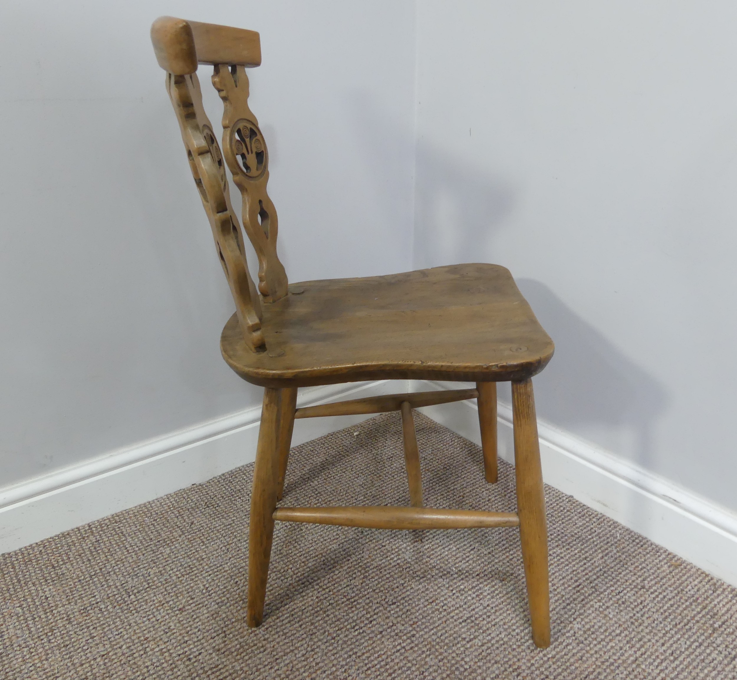 A set of four vintage ash kitchen chairs, all with carved backs, one chair has a different shaped - Bild 5 aus 16