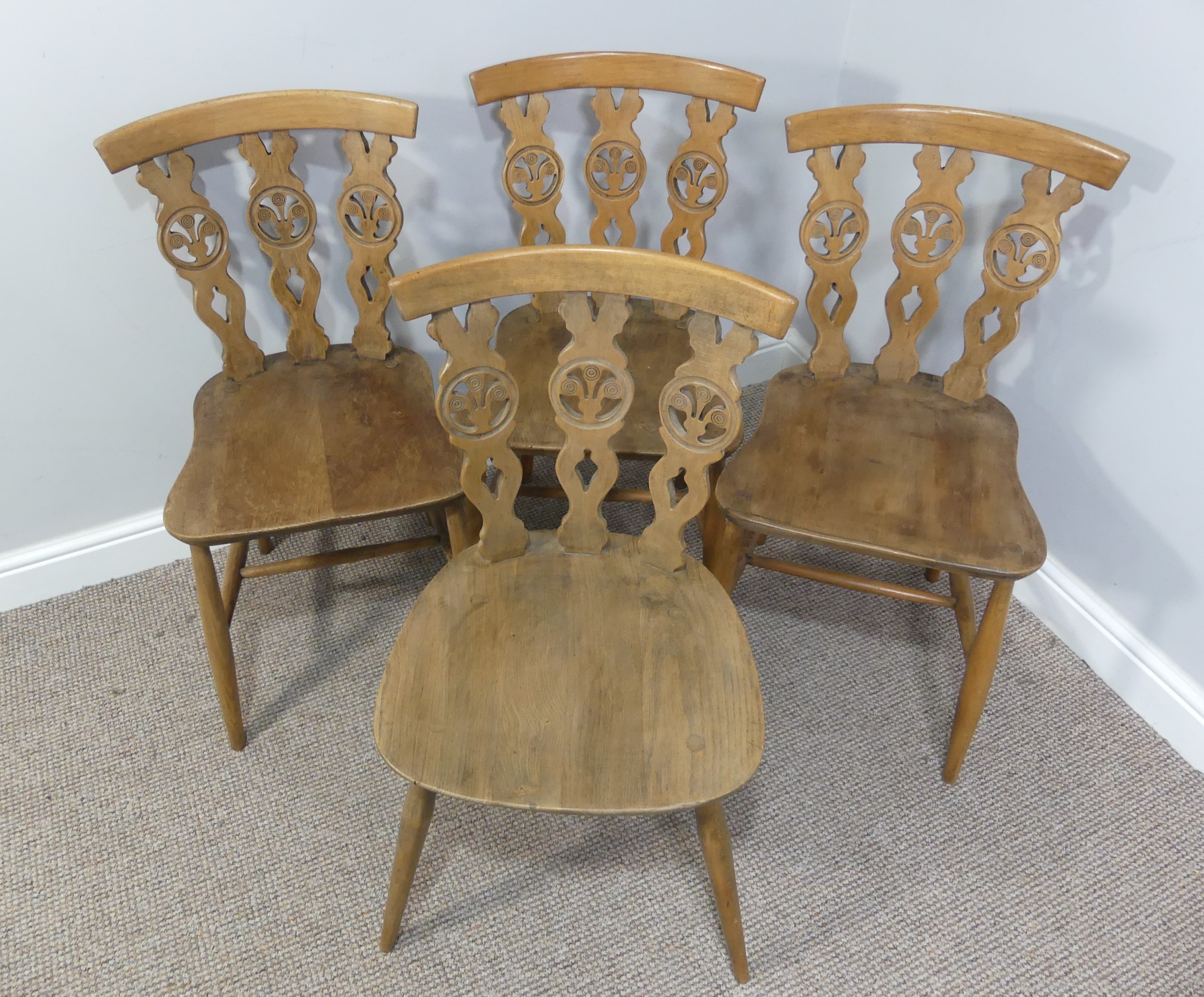 A set of four vintage ash kitchen chairs, all with carved backs, one chair has a different shaped - Bild 2 aus 16