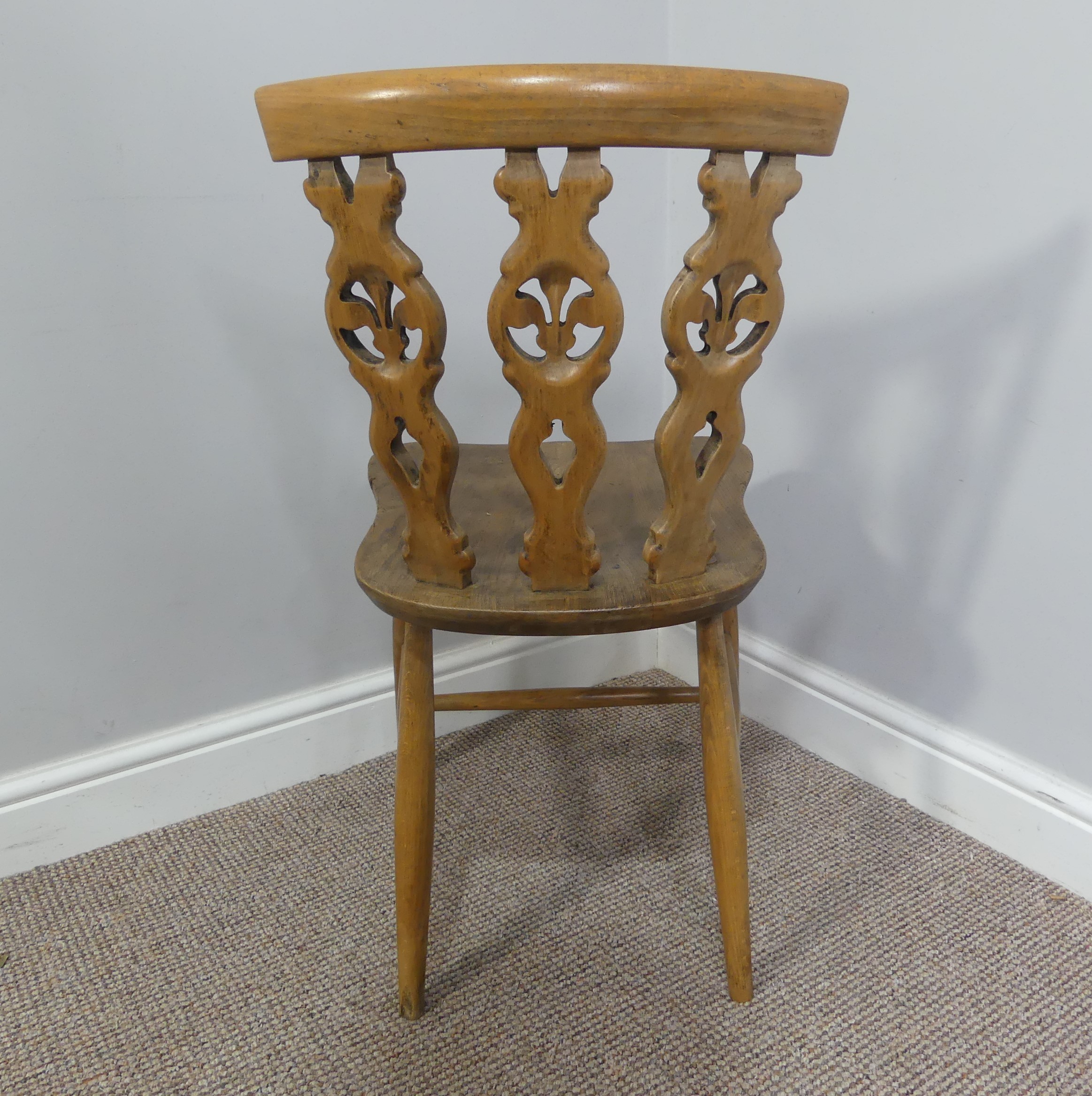 A set of four vintage ash kitchen chairs, all with carved backs, one chair has a different shaped - Bild 6 aus 16