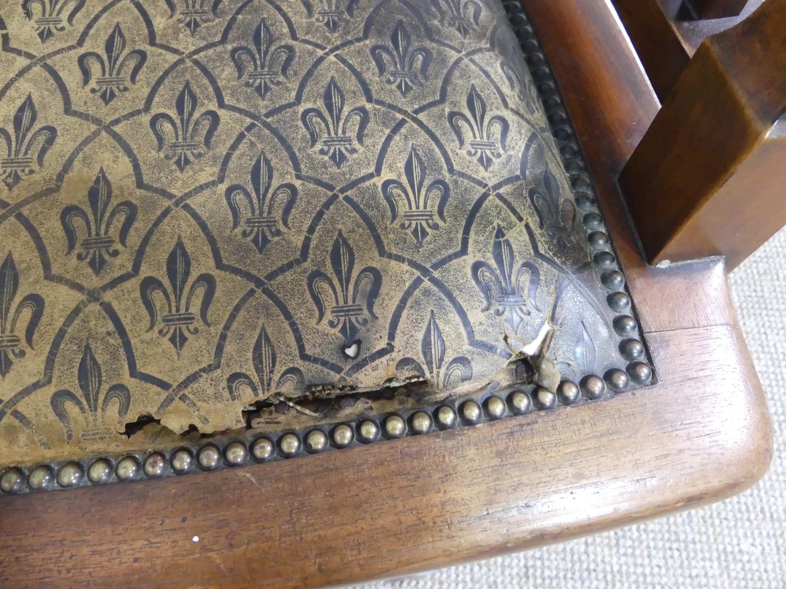 An early 20thC swivel Desk Chair, with spindle back and scroll arms, above an upholstered pad - Bild 3 aus 5