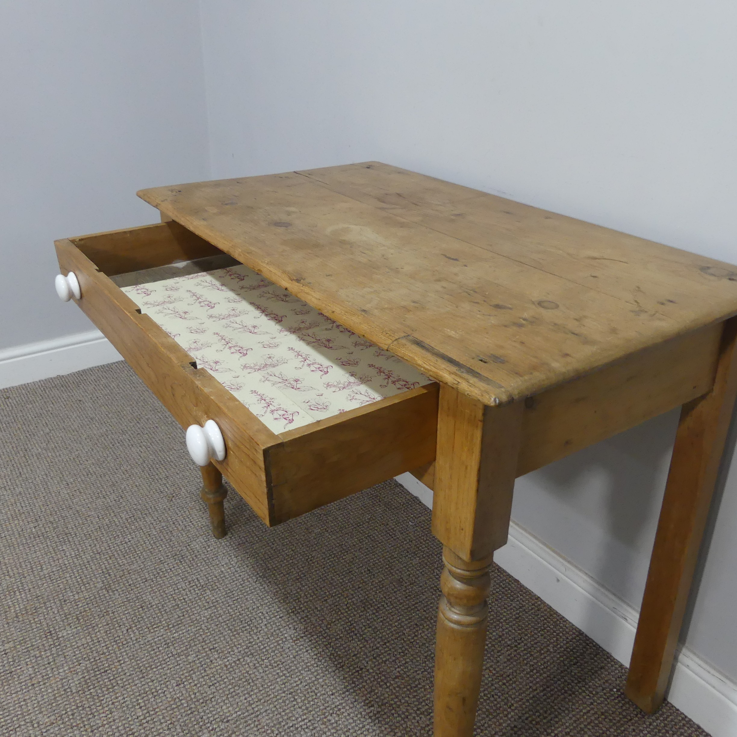 An early 20thC pine Side Table, W 89cm x H 74cm x D 49cm. - Bild 4 aus 6