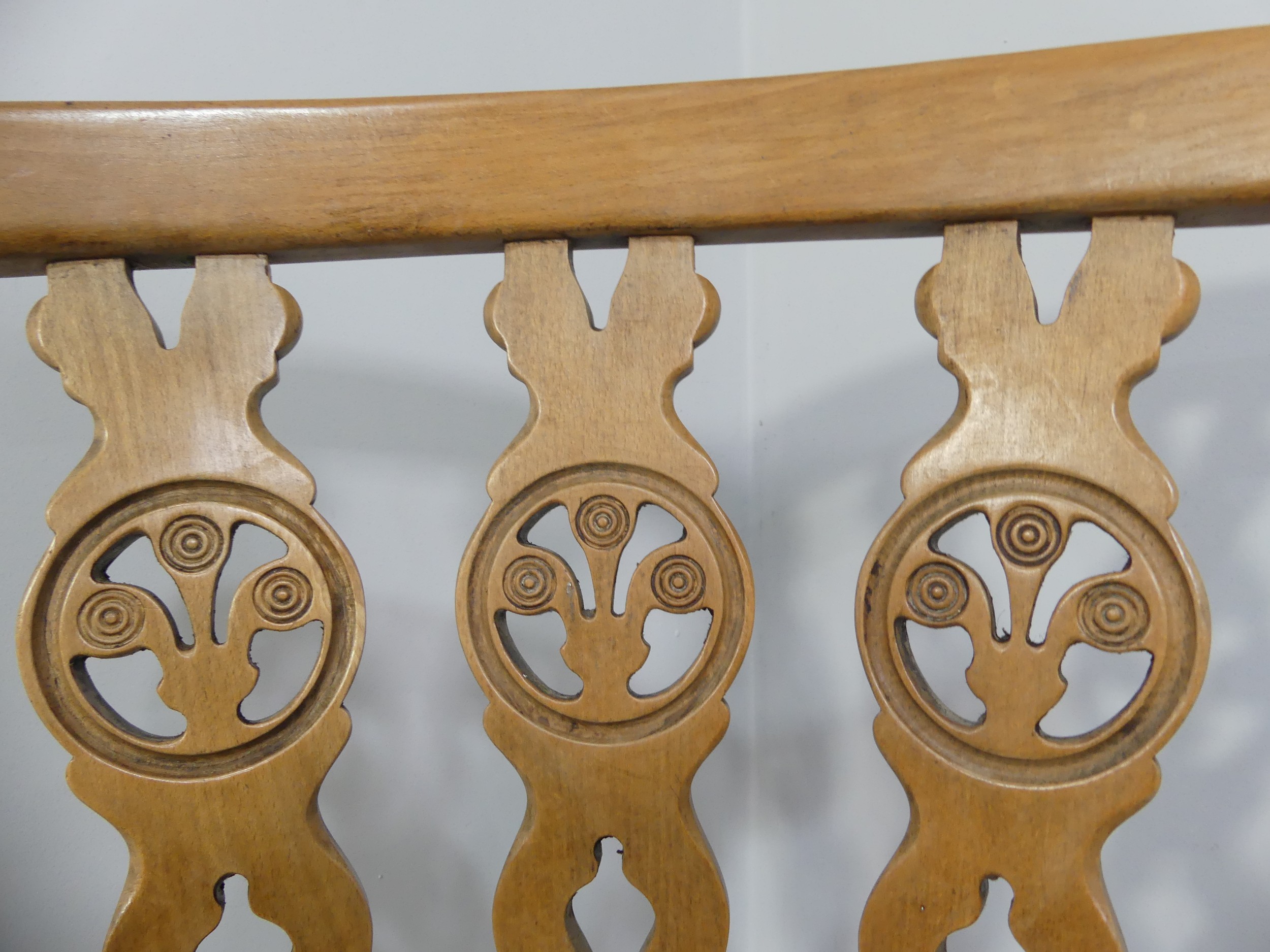 A set of four vintage ash kitchen chairs, all with carved backs, one chair has a different shaped - Bild 4 aus 16