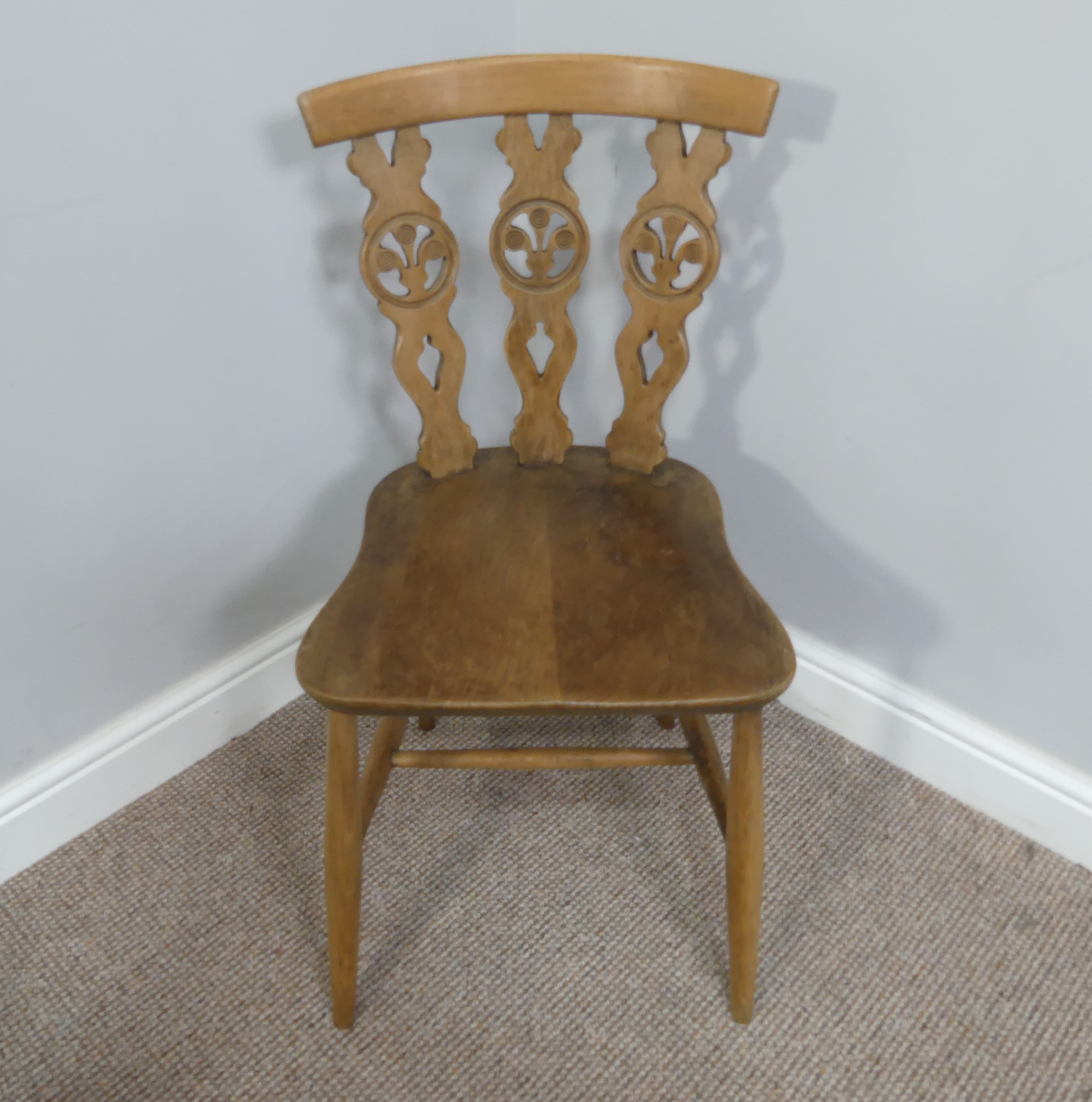 A set of four vintage ash kitchen chairs, all with carved backs, one chair has a different shaped - Bild 8 aus 16