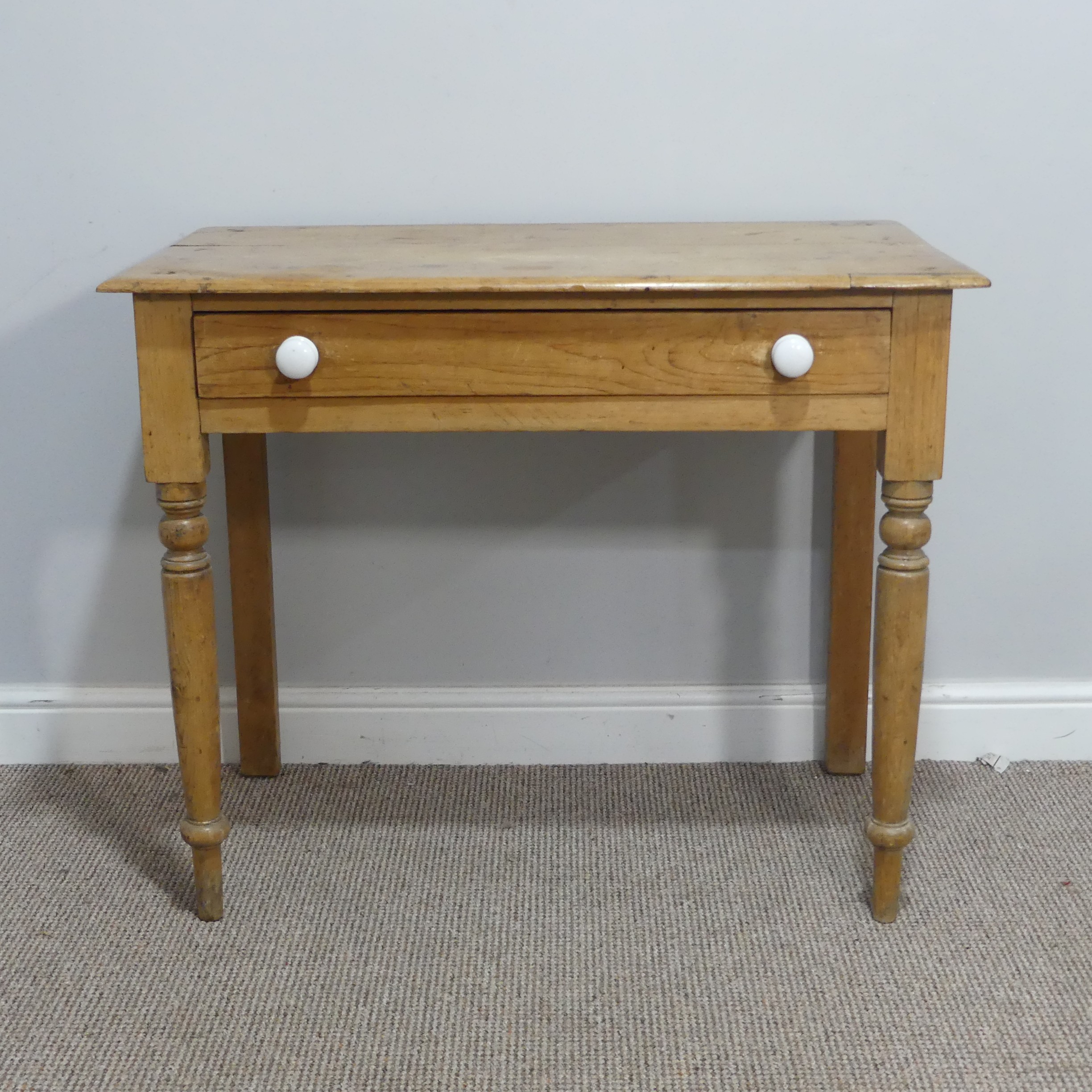 An early 20thC pine Side Table, W 89cm x H 74cm x D 49cm. - Bild 2 aus 6