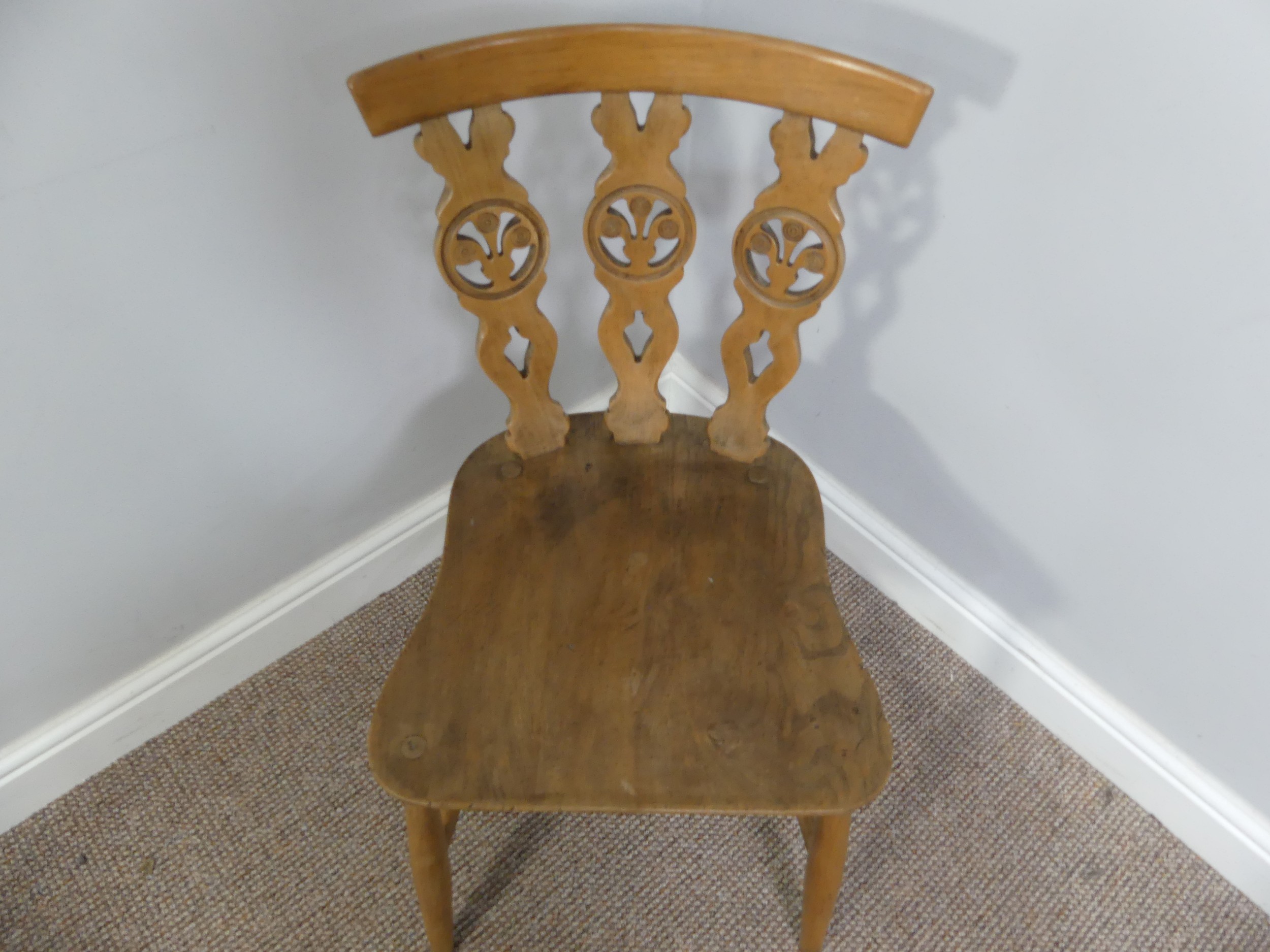 A set of four vintage ash kitchen chairs, all with carved backs, one chair has a different shaped - Bild 3 aus 16