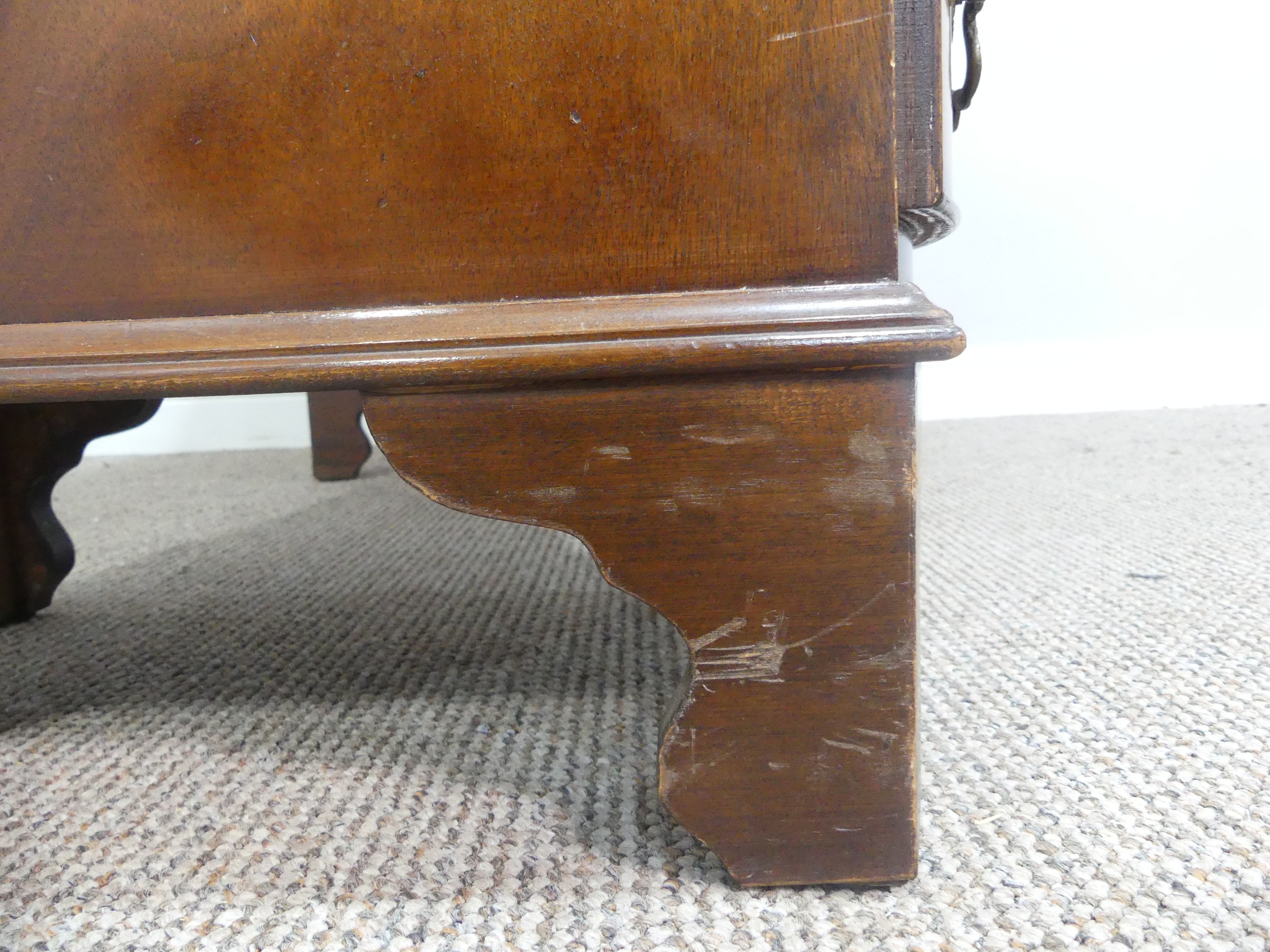 An early 20thC walnut Serpentine-fronted Pedestal Desk, the top with green tooled leatherette inset, - Bild 5 aus 7