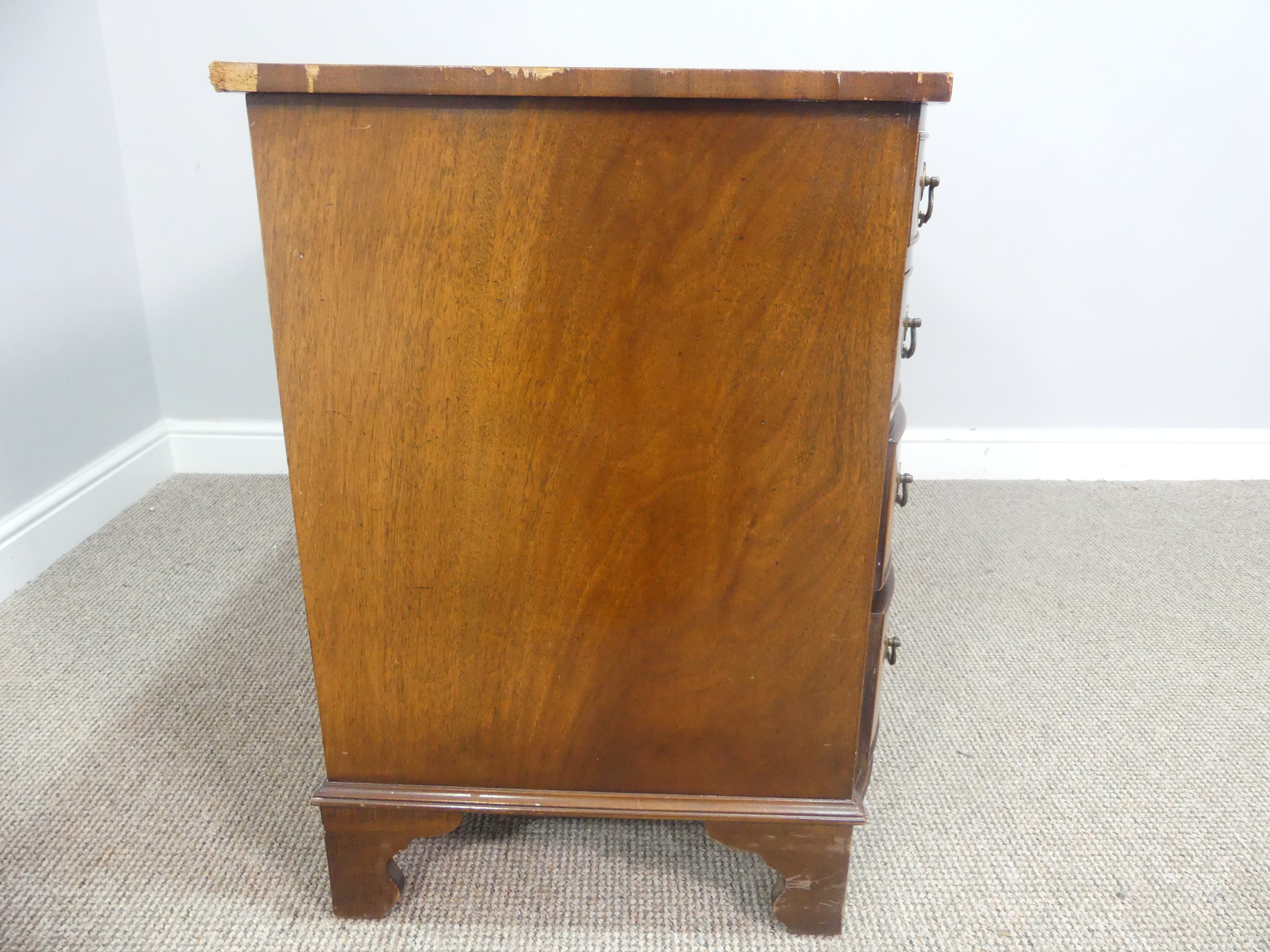 An early 20thC walnut Serpentine-fronted Pedestal Desk, the top with green tooled leatherette inset, - Bild 4 aus 7