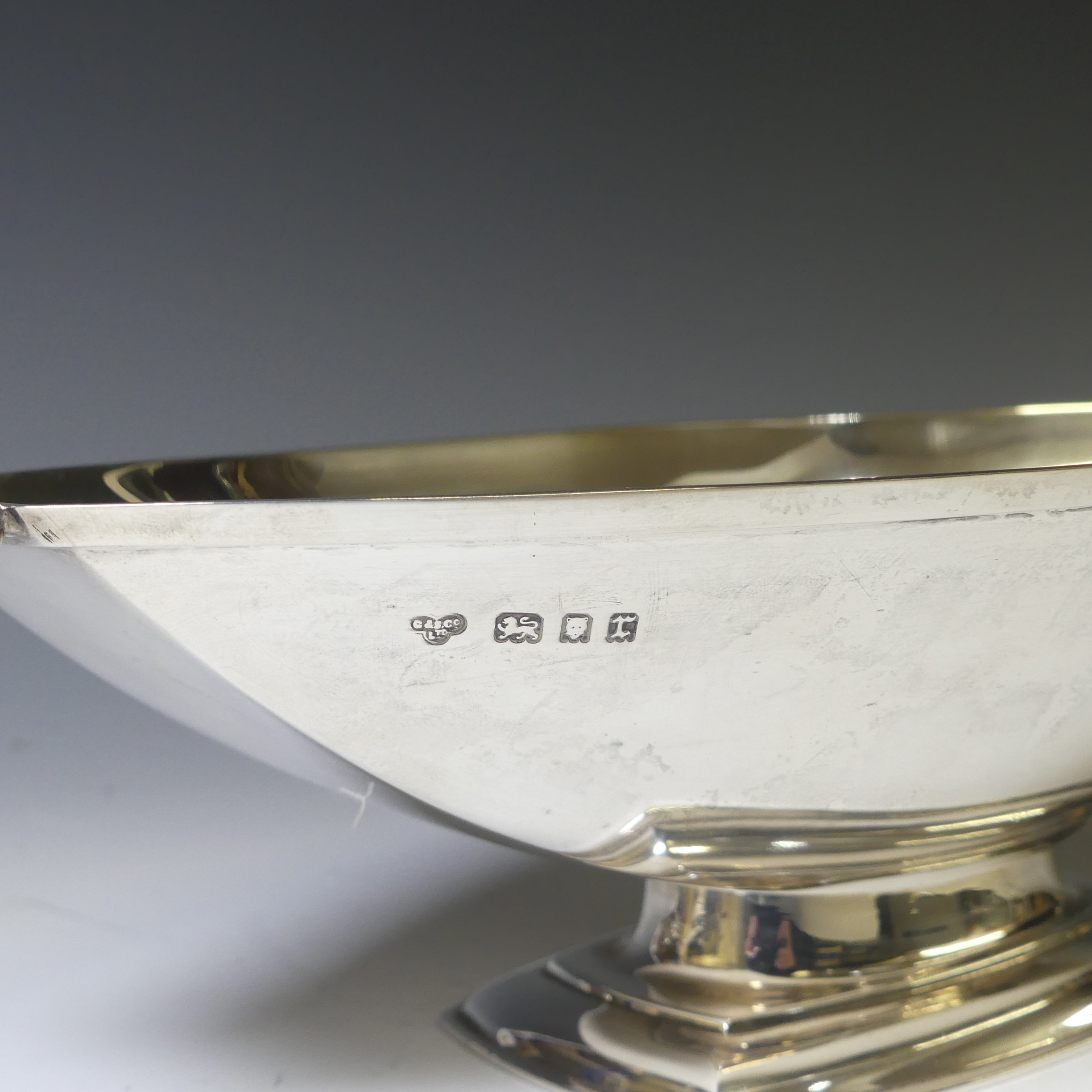 A George V Art Deco silver Dish, by Goldsmiths & Silversmiths Co Ltd., hallmarked London, 1932, of - Image 7 of 8
