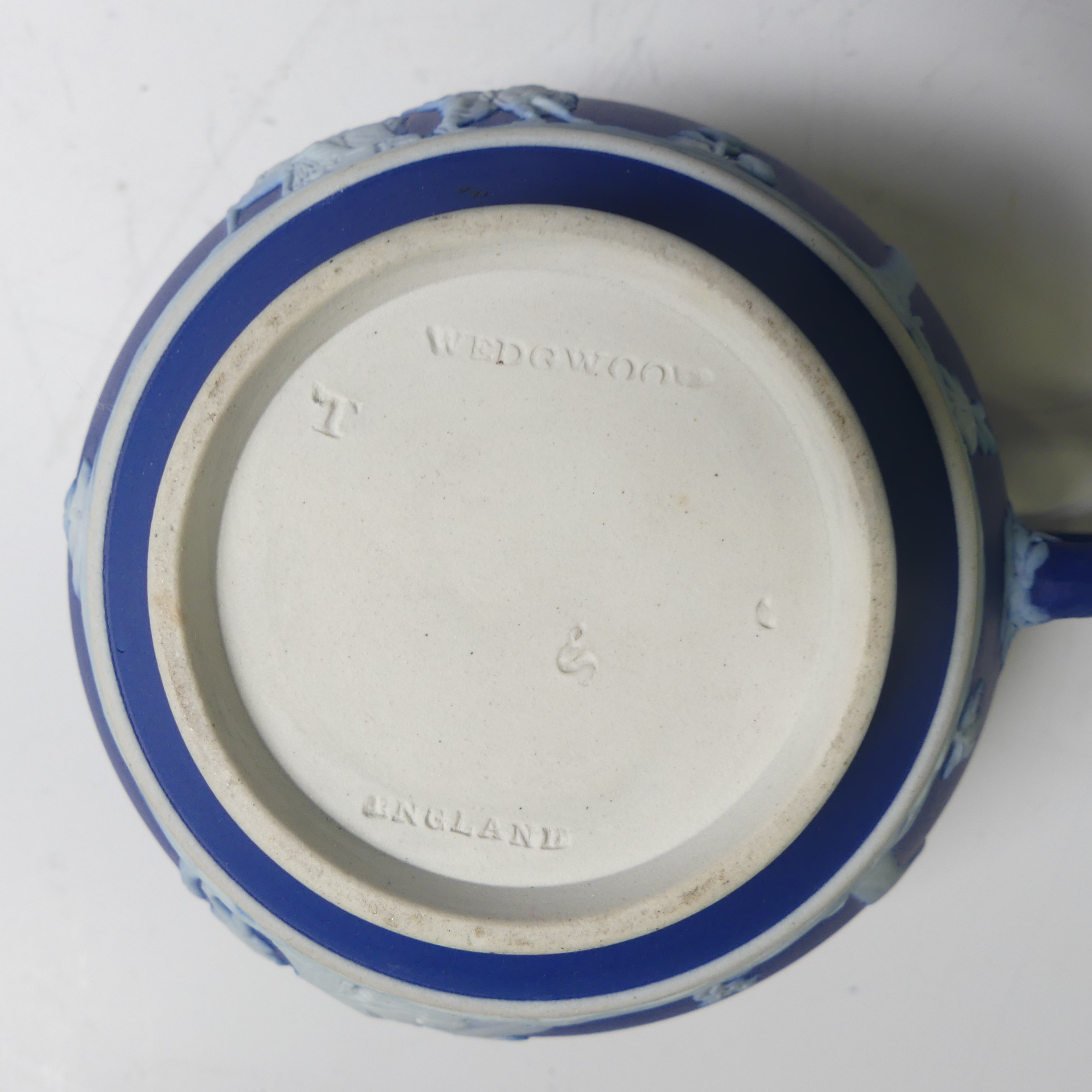 A Wedgwood dark blue Jasperware part Tea Service, including two Teapots, Sucrier, Cream Jug, - Bild 2 aus 8