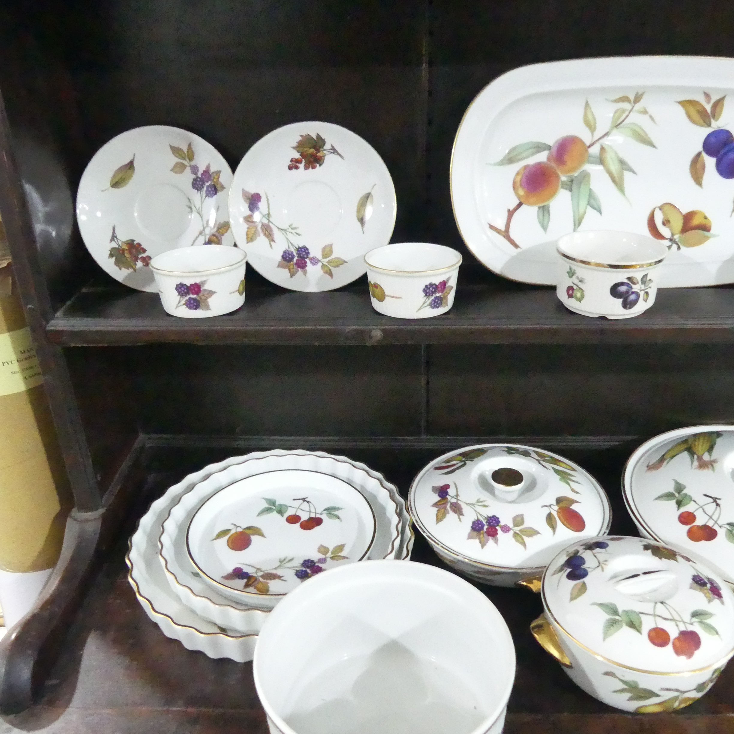 A Royal Worcester 'Evesham' pattern Dinner Service, four Dinner Plates, Sides Plates, Tea Cups and - Bild 5 aus 9