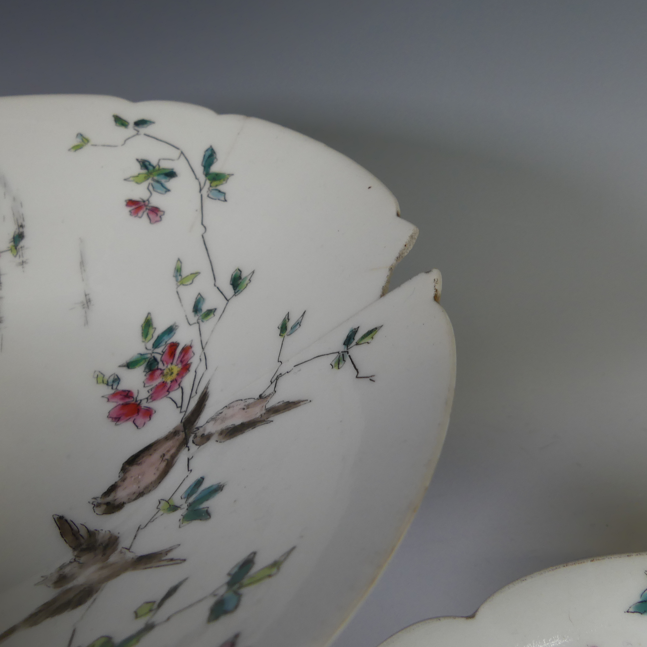A 20thC Chinoiserie pattern Dessert Service, comprising two Comportes, four Dishes, and twelve - Bild 7 aus 17