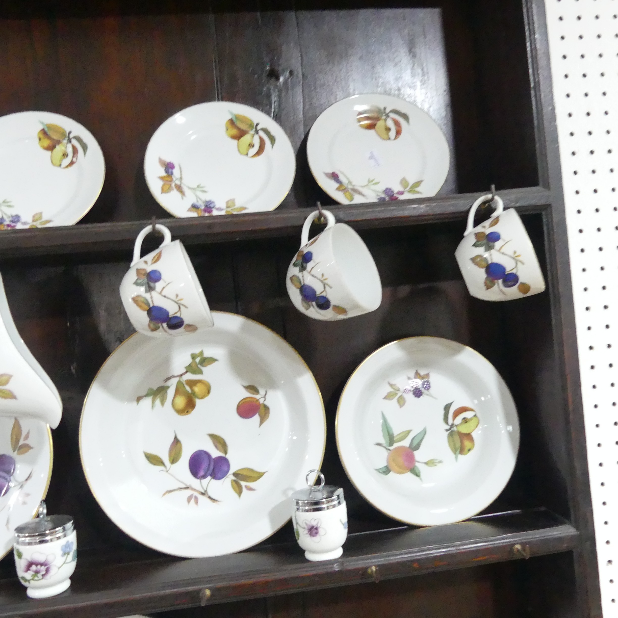 A Royal Worcester 'Evesham' pattern Dinner Service, four Dinner Plates, Sides Plates, Tea Cups and - Bild 2 aus 9