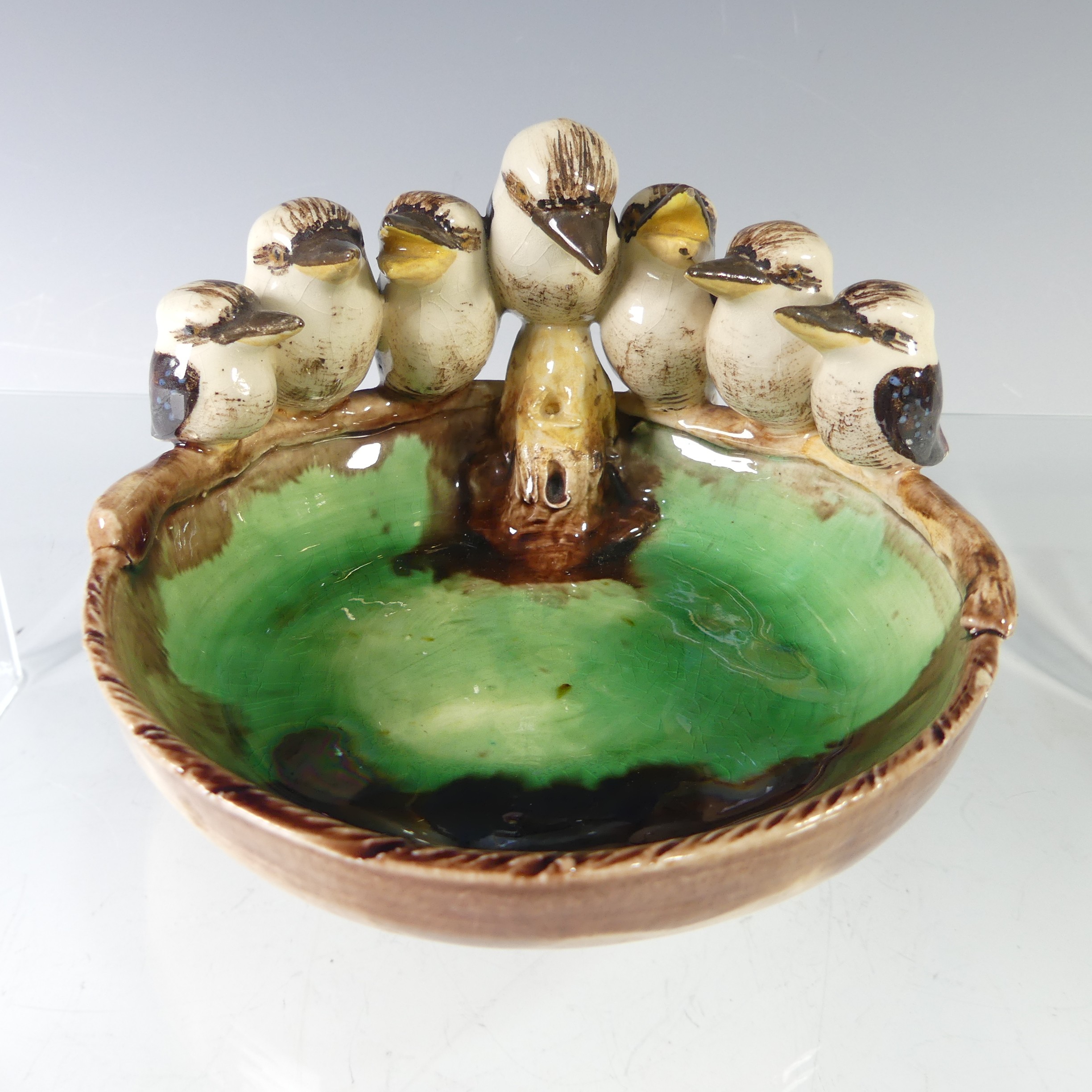 A Grace Seccombe studio pottery Trinket Dish, modelled with nine kookaburras perched along the edge, - Bild 2 aus 8
