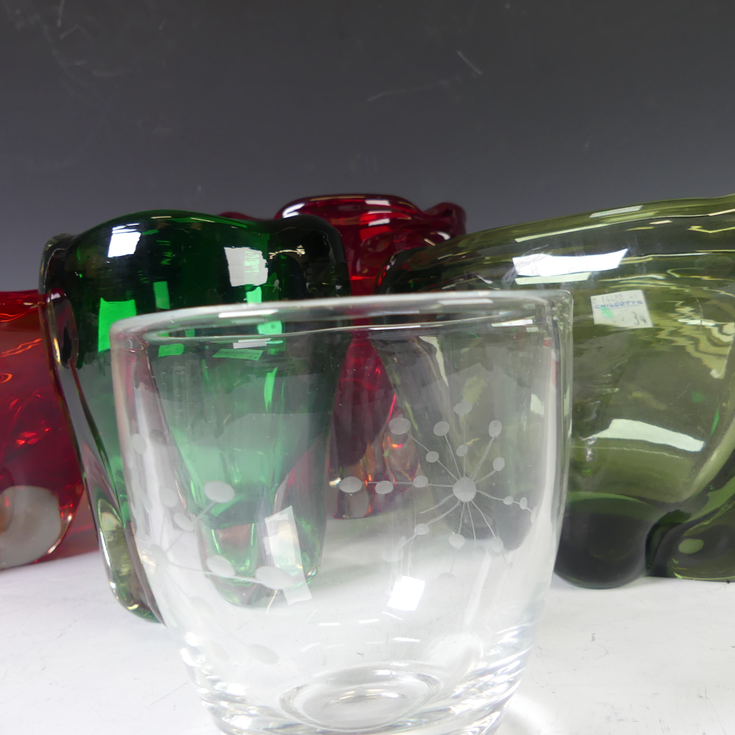 A large Whitefriars glass lobed Fruit Bowl, in ruby red colour, together with large ruby red lobed - Bild 3 aus 11