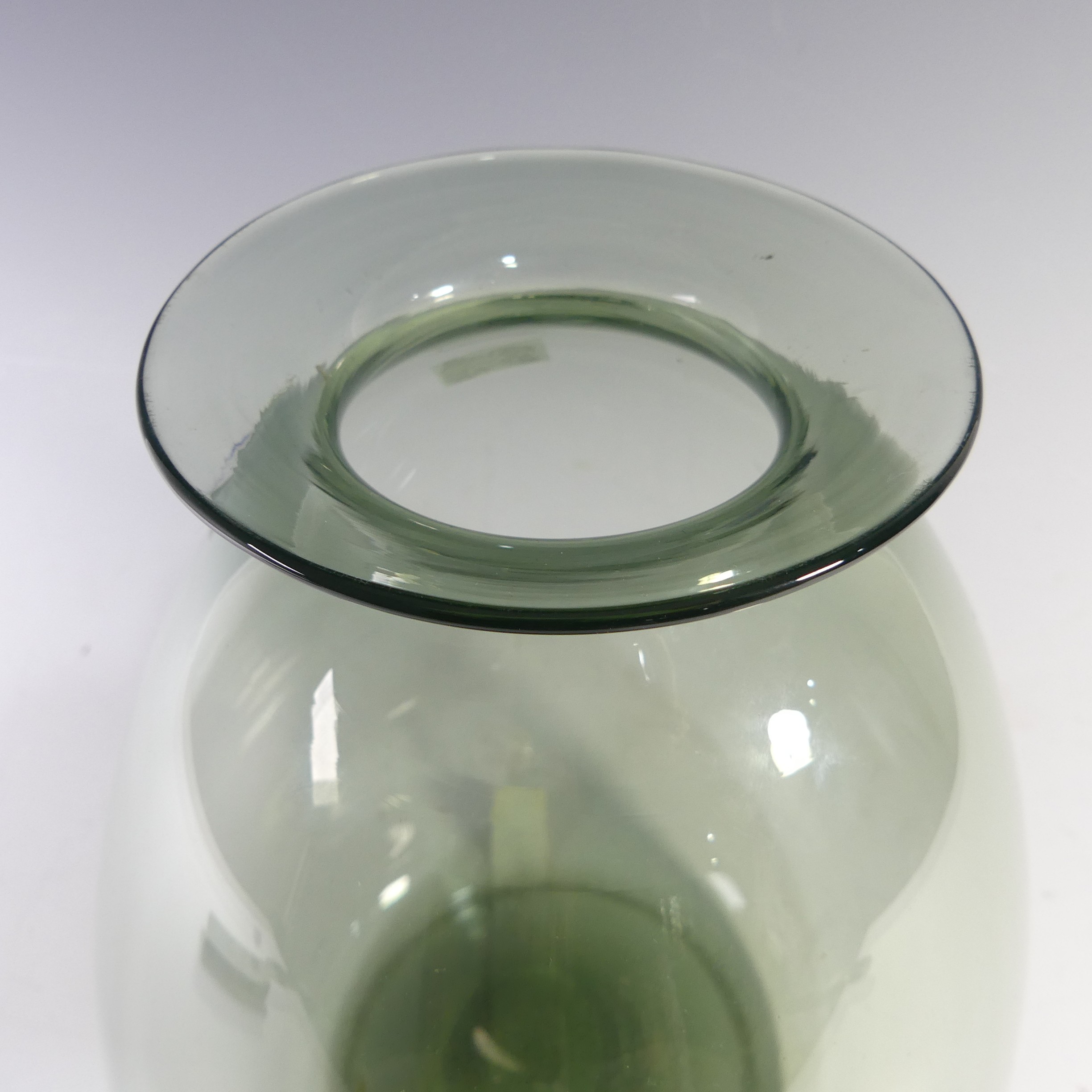 A Keith Murray for Brierley glass Vase, with flared rim and bulbous body, dark green shade, etched - Bild 2 aus 10