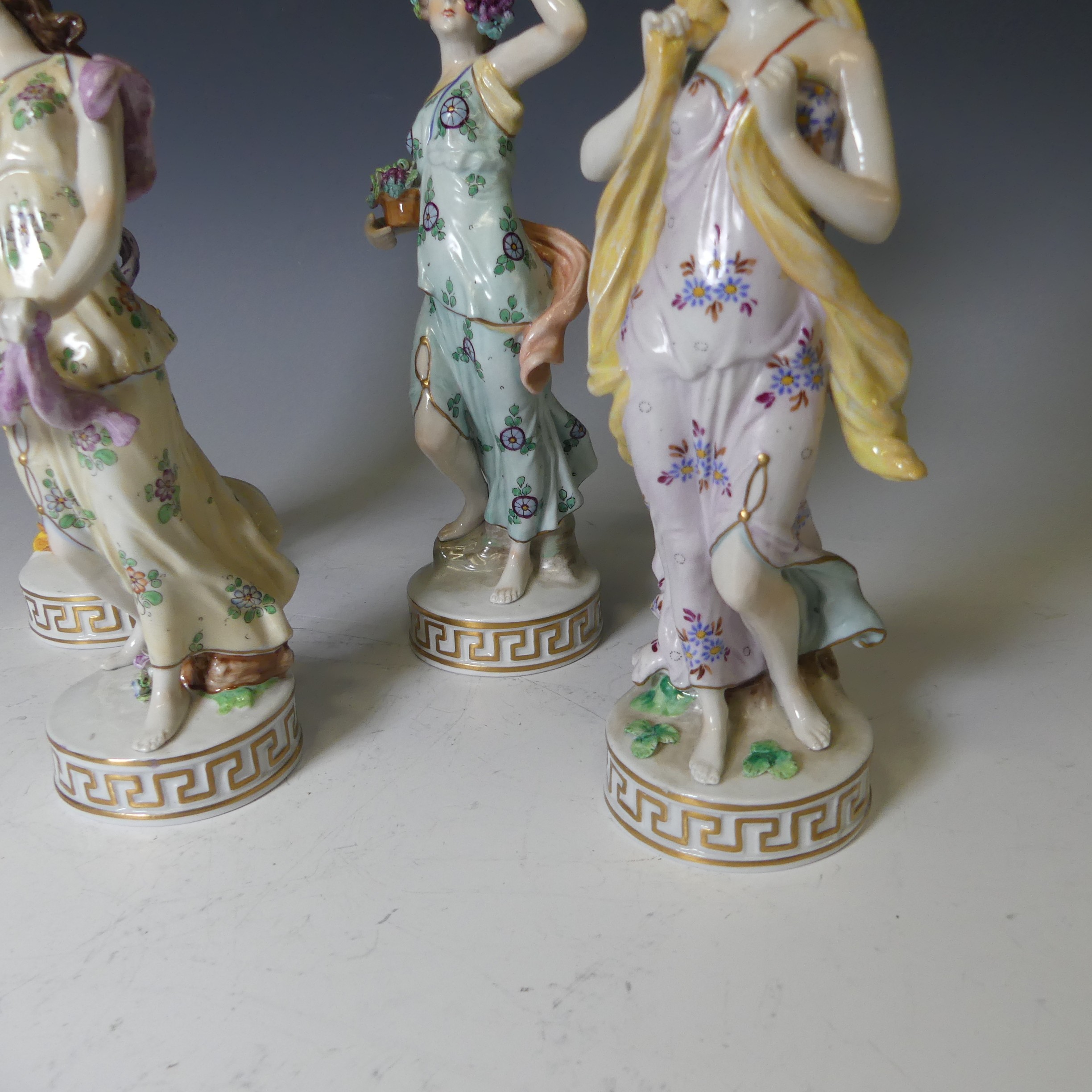 A small quantity of Sitzendorf porcelain Figures, comprising one with grapes, one with corn, etc. - Bild 3 aus 6