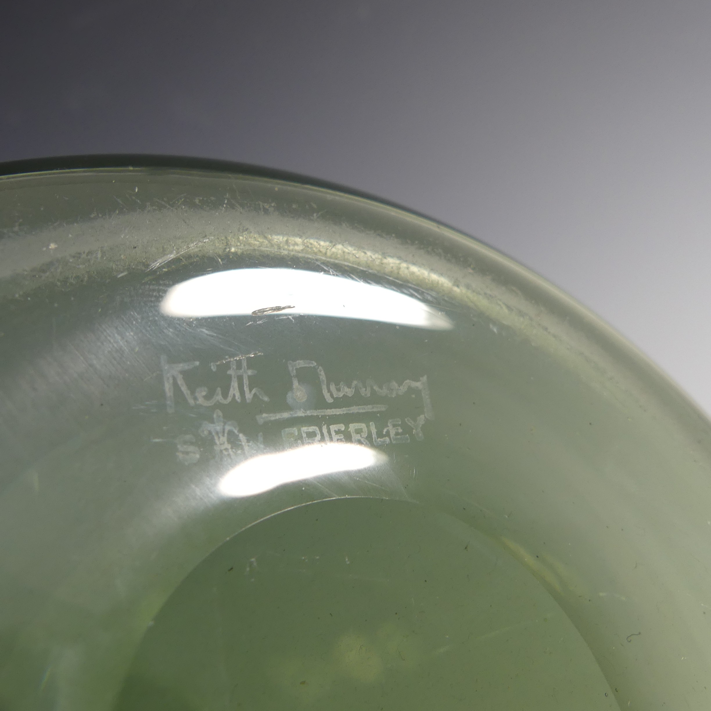 A Keith Murray for Brierley glass Vase, with flared rim and bulbous body, dark green shade, etched - Bild 3 aus 10