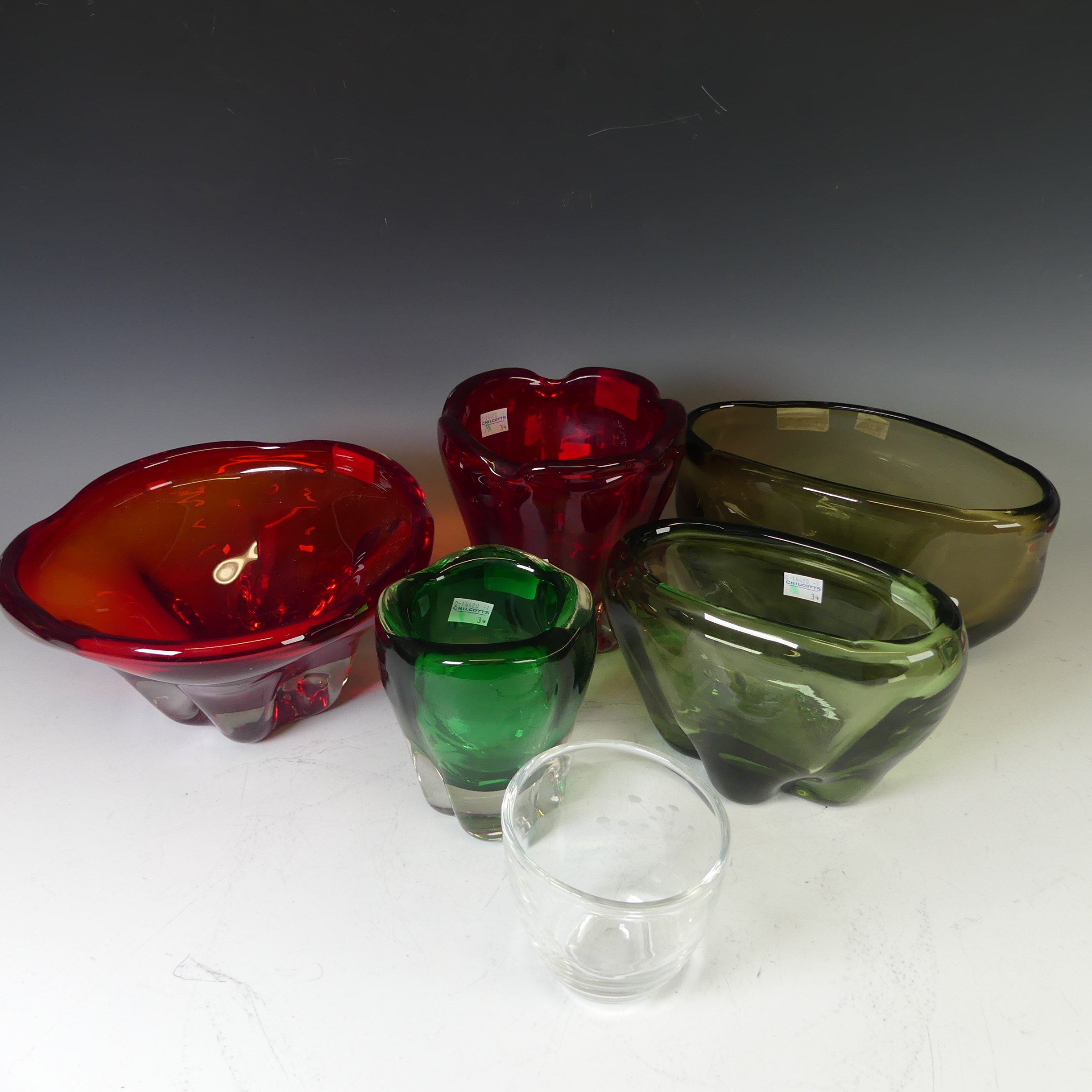 A large Whitefriars glass lobed Fruit Bowl, in ruby red colour, together with large ruby red lobed - Bild 2 aus 11