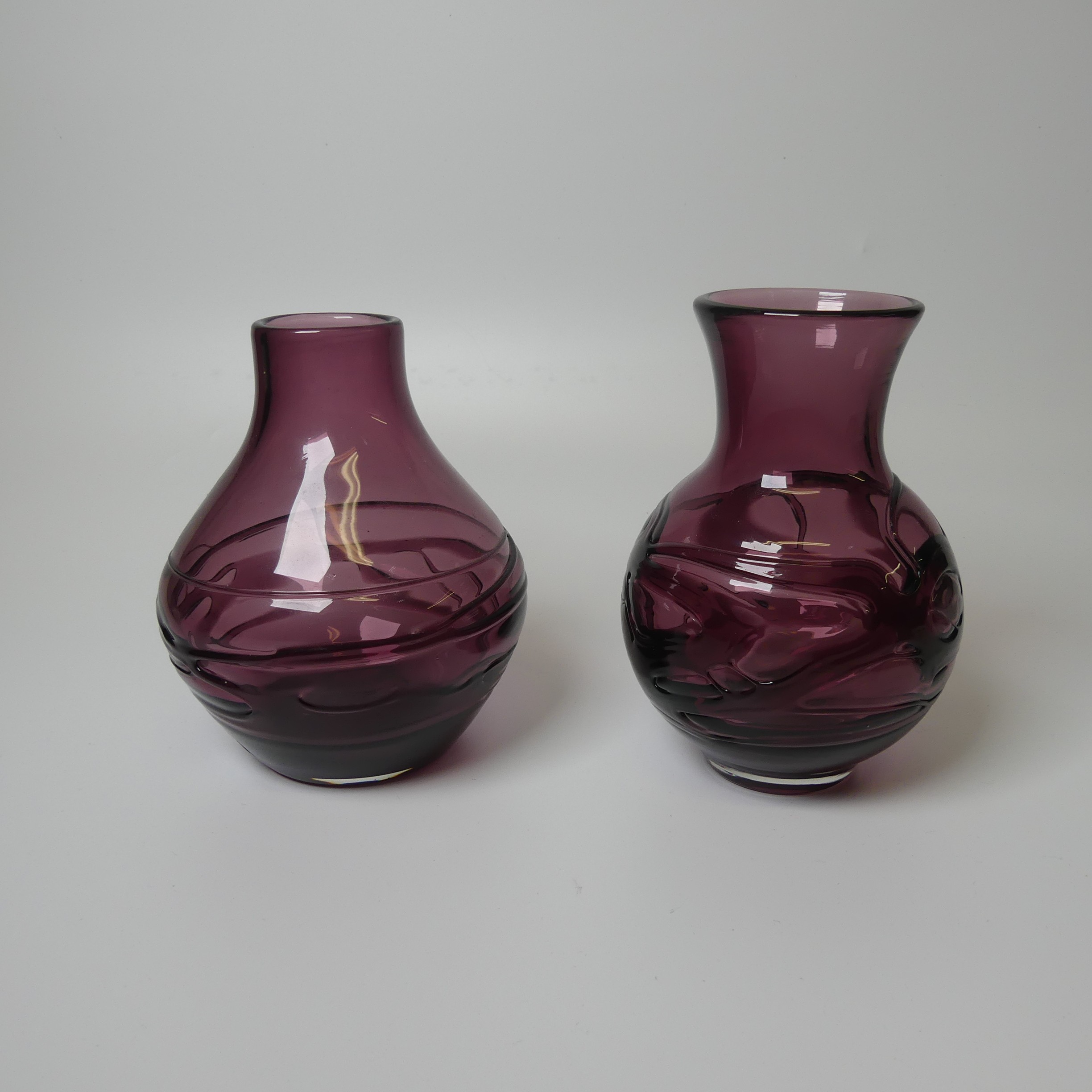 A Geoffrey Baxter for Whitefriars 'Random Strapped' globular Vase, of aubergine purple colour, H - Bild 2 aus 3