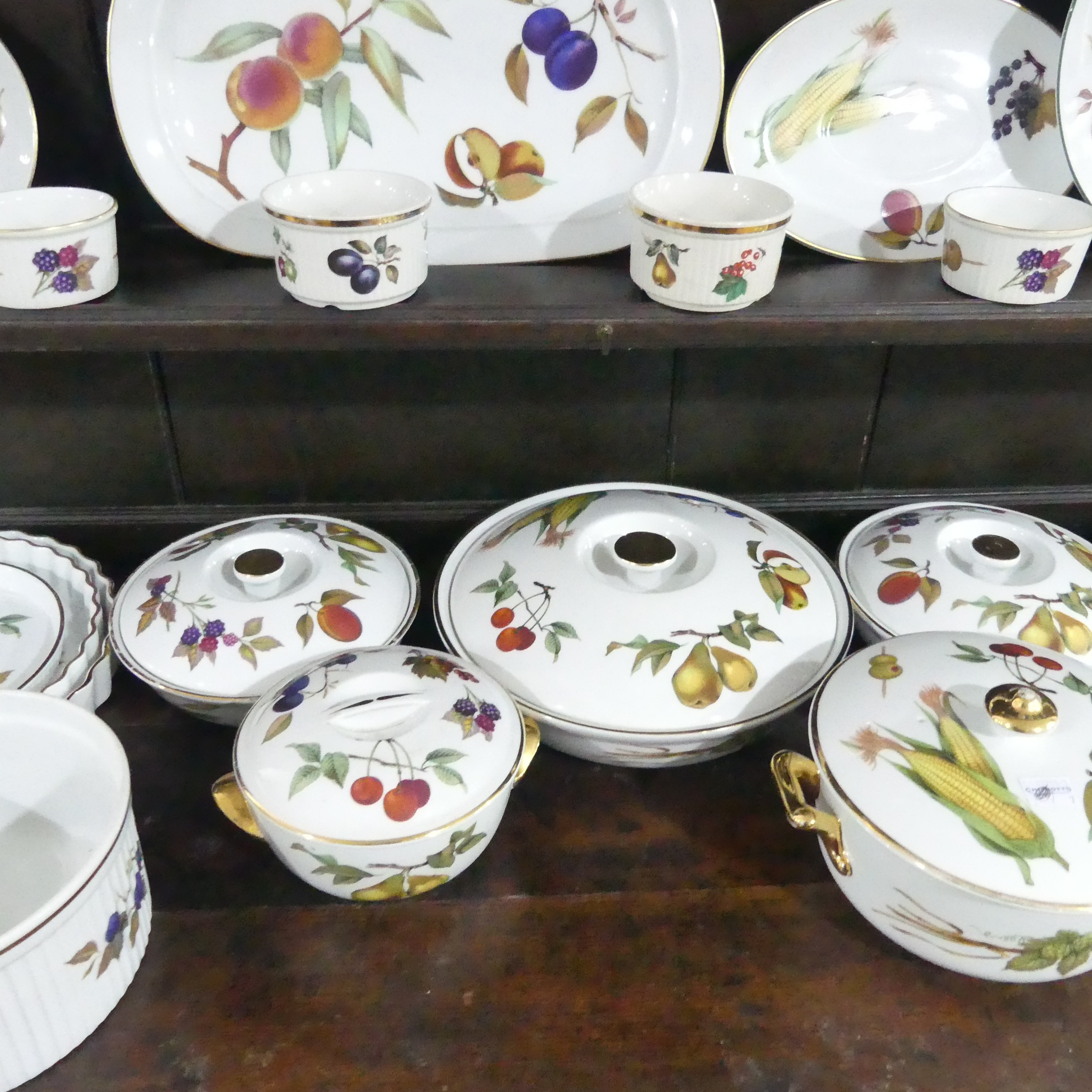 A Royal Worcester 'Evesham' pattern Dinner Service, four Dinner Plates, Sides Plates, Tea Cups and - Bild 6 aus 9