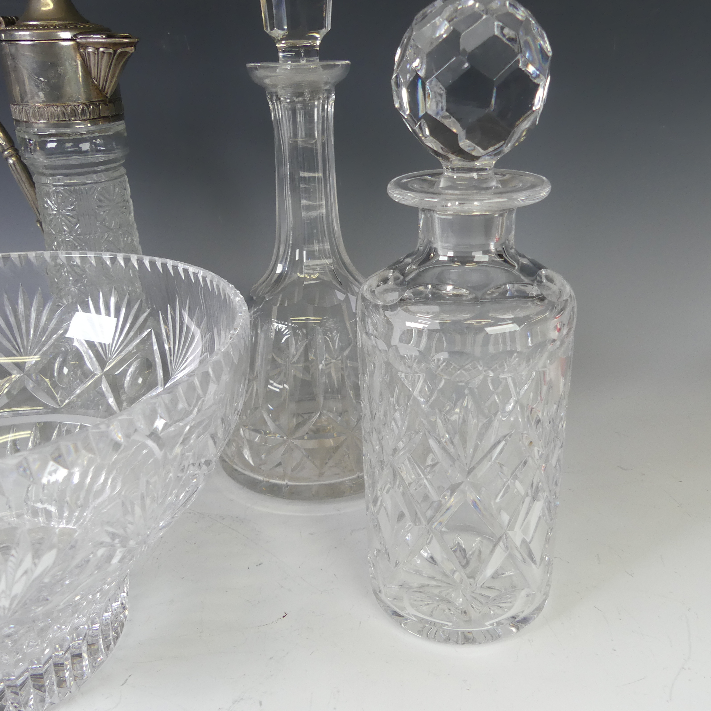 A quantity of cut Glass crystal, including four decanters, a fruit bowl and a claret jug (6) - Bild 3 aus 12