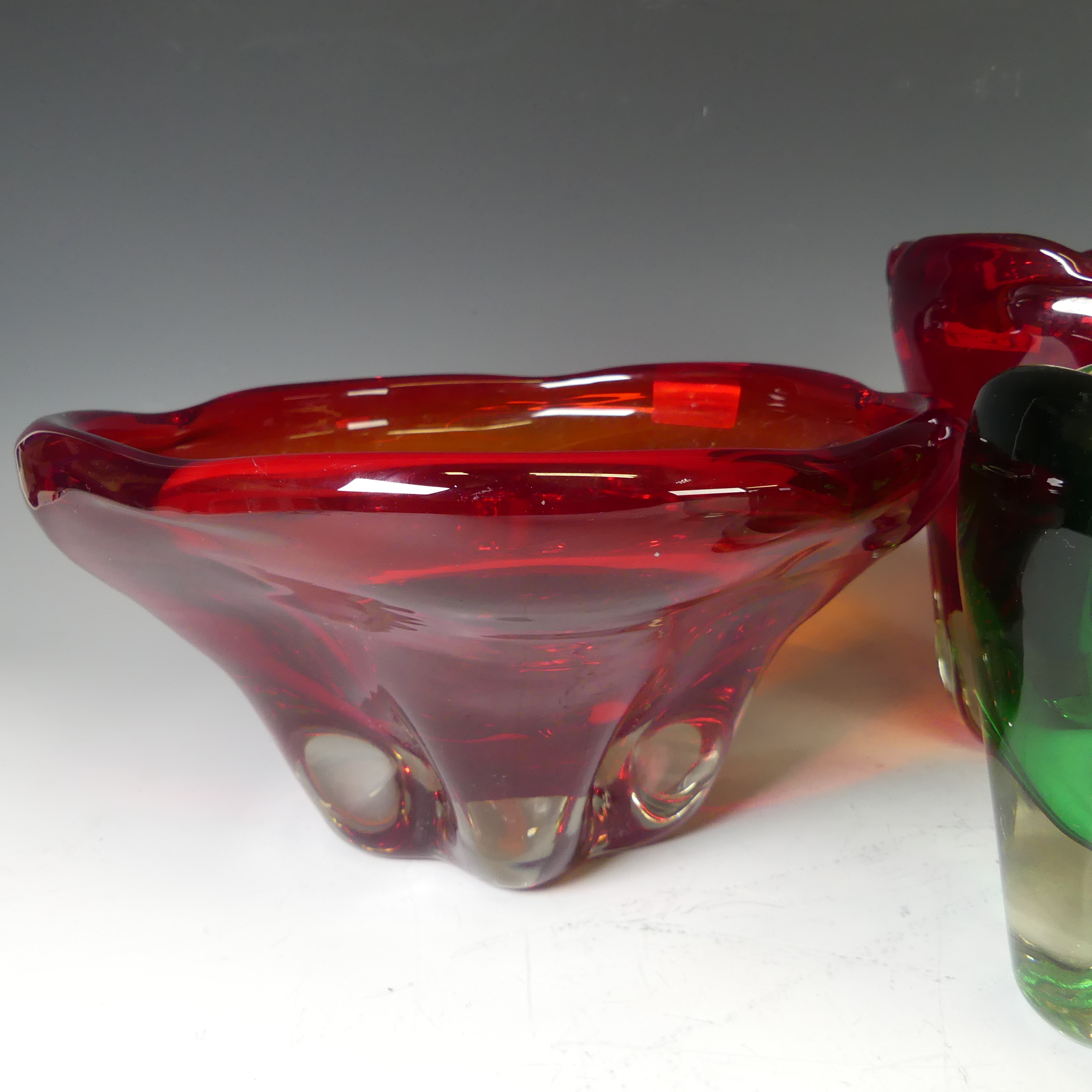 A large Whitefriars glass lobed Fruit Bowl, in ruby red colour, together with large ruby red lobed - Bild 4 aus 11