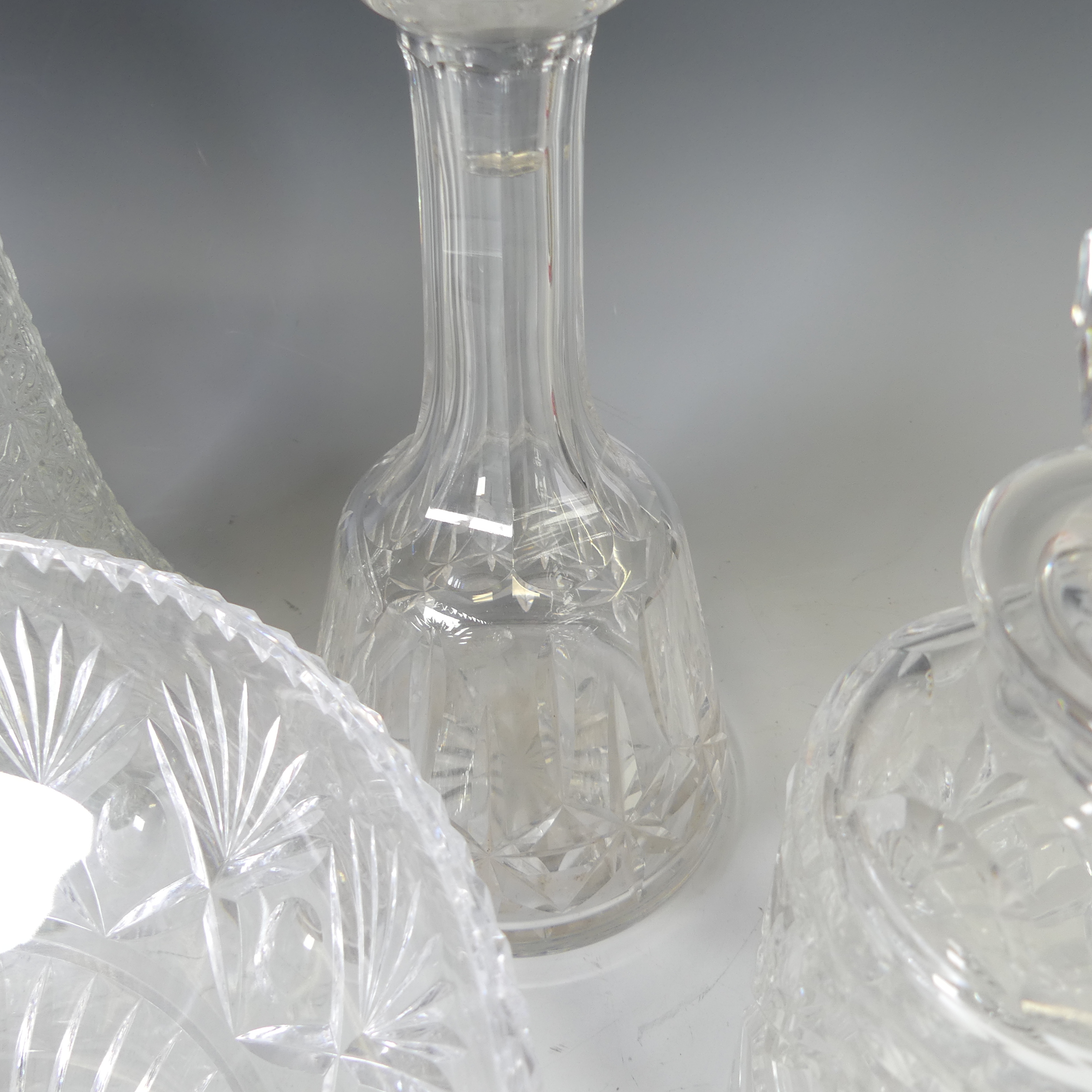 A quantity of cut Glass crystal, including four decanters, a fruit bowl and a claret jug (6) - Bild 7 aus 12