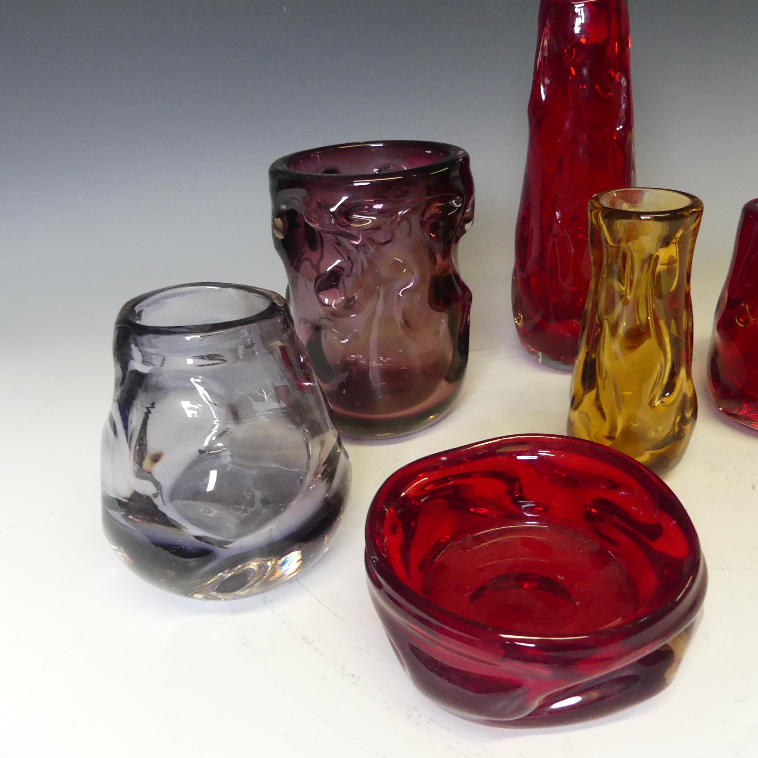 A small quantity of Whitefriars glass knobbly Vases, comprising a tall tapering Vase in ruby red, - Bild 3 aus 4