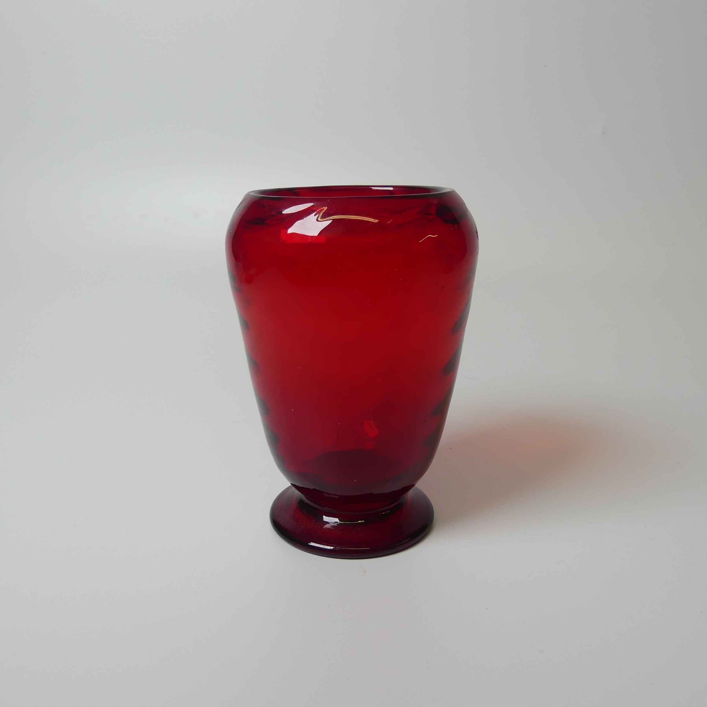 A large Whitefriars wavy Vase, in ruby red, together with another wavy Vase in ruby red, designed by - Bild 5 aus 12