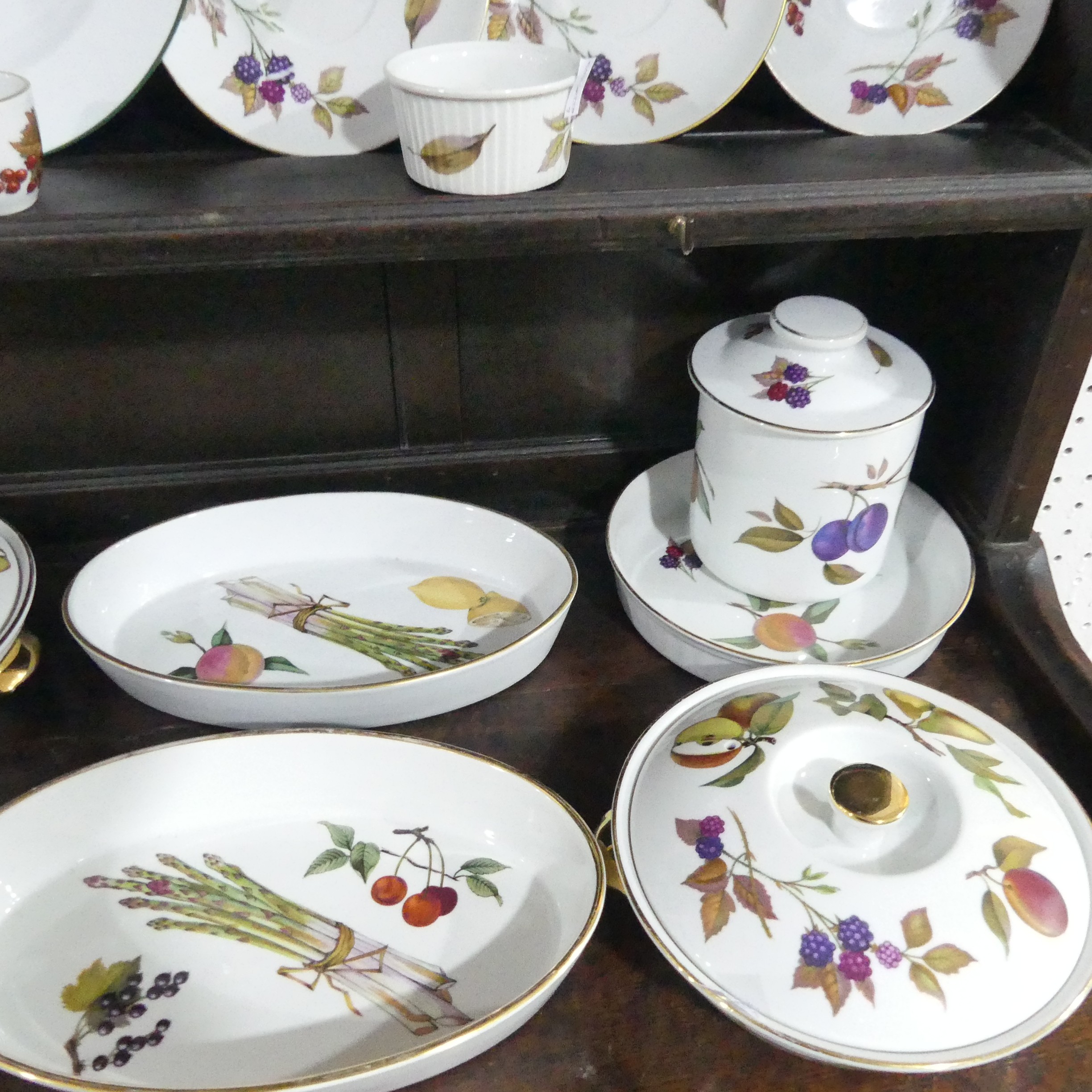 A Royal Worcester 'Evesham' pattern Dinner Service, four Dinner Plates, Sides Plates, Tea Cups and - Bild 8 aus 9