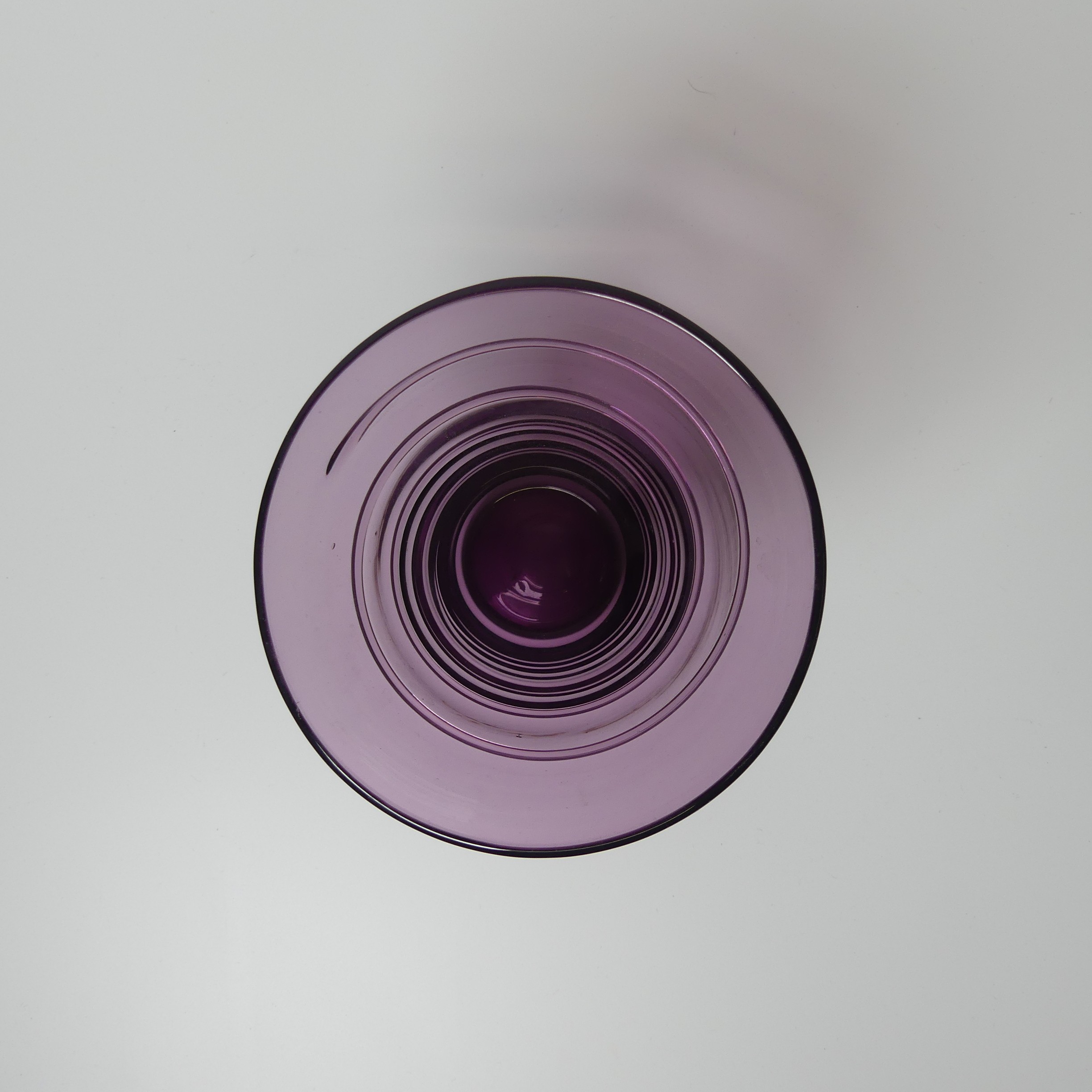 A Barnaby Powell for Whitefriars ribbon-trailed fluted Vase, in aubergine, together with another - Bild 3 aus 9