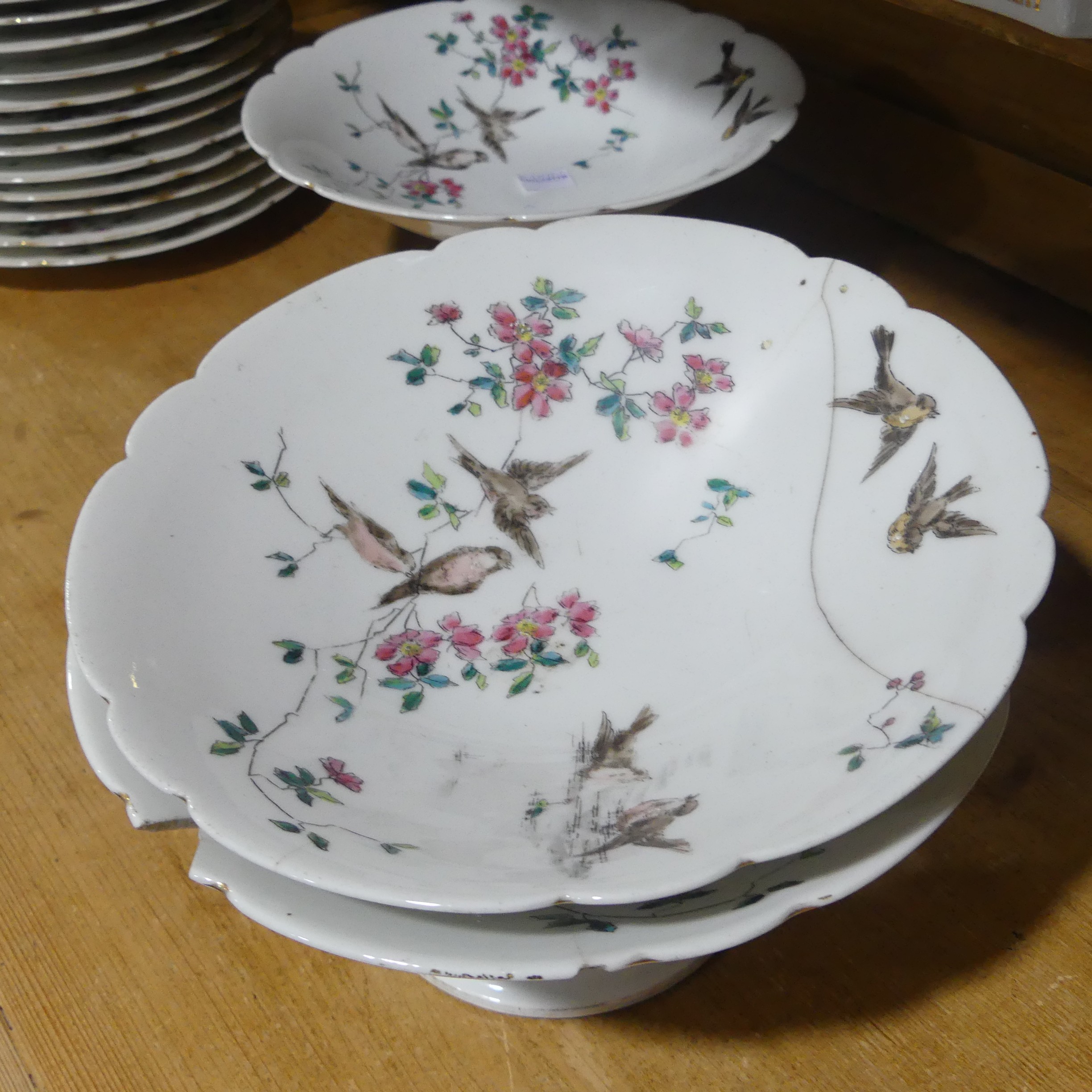 A 20thC Chinoiserie pattern Dessert Service, comprising two Comportes, four Dishes, and twelve - Bild 13 aus 17