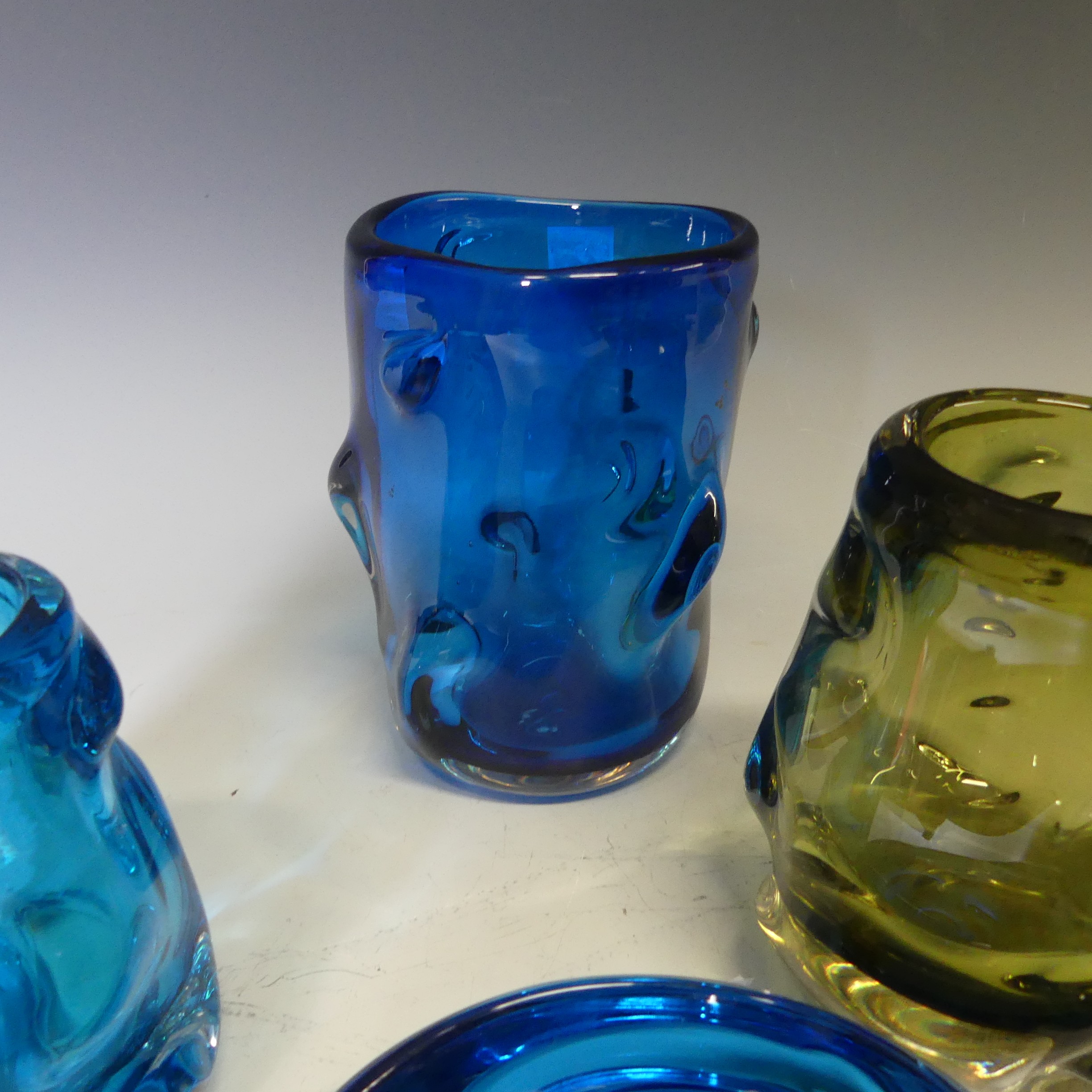 A small quantity of Whitefriars knobbly Vases, comprising kingfisher blue Vase, H 17.5cm, another - Bild 4 aus 5