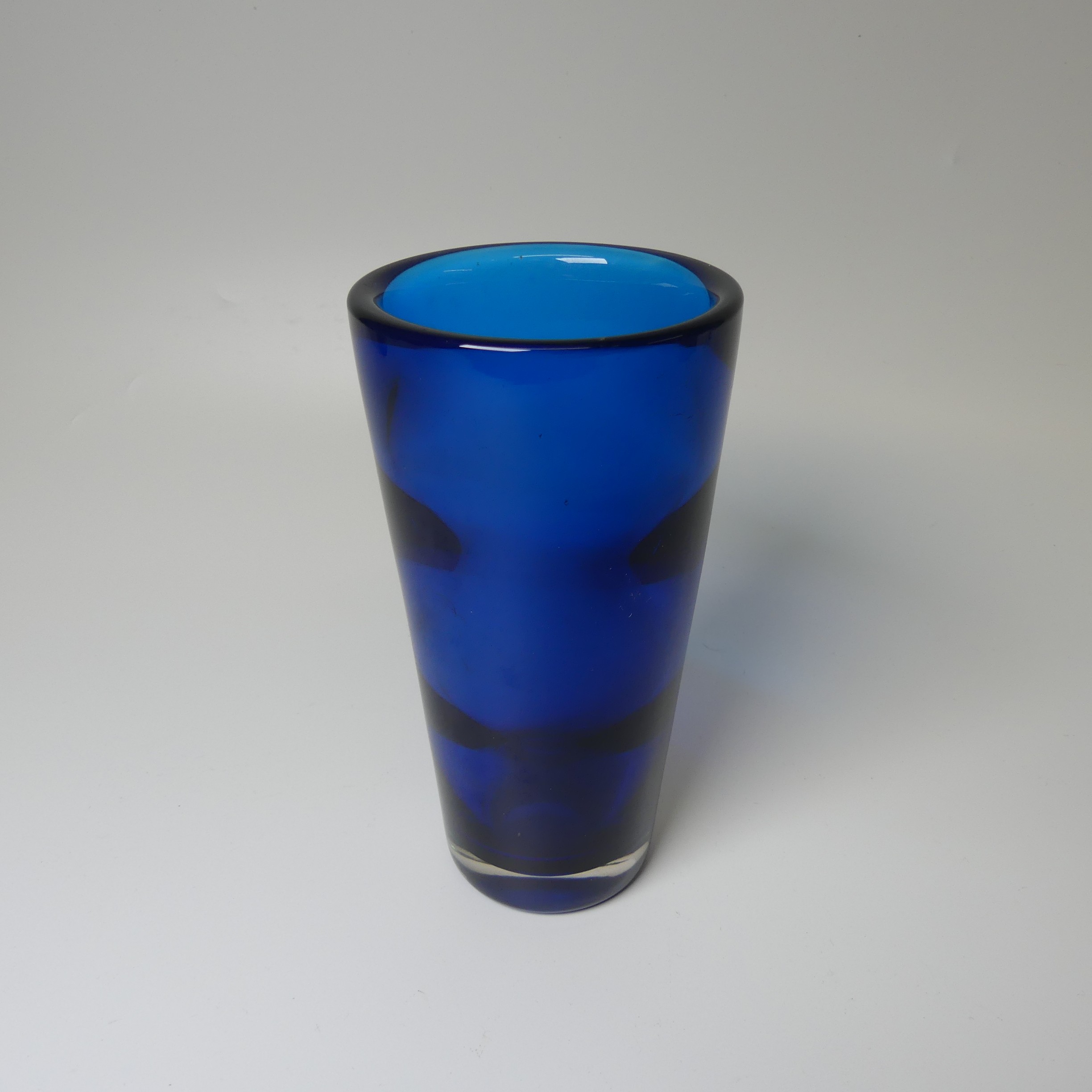 A small quantity of Whitefriars glass Vases, to comprise a kingfisher blue internally ribbed Vase, H - Bild 4 aus 13