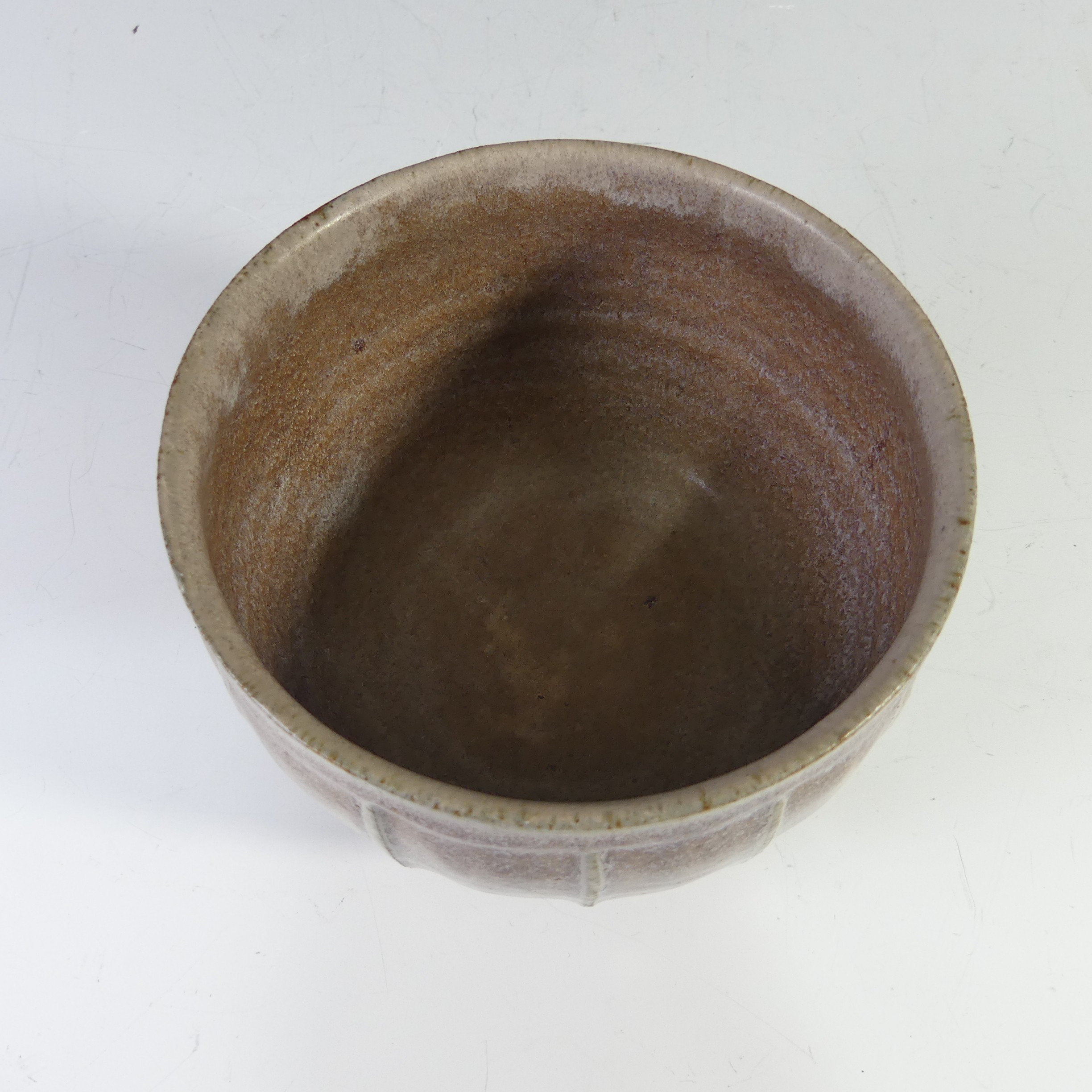 A David Leach studio pottery footed Bowl, of light brown ground with ribbed line decoration, - Bild 5 aus 5