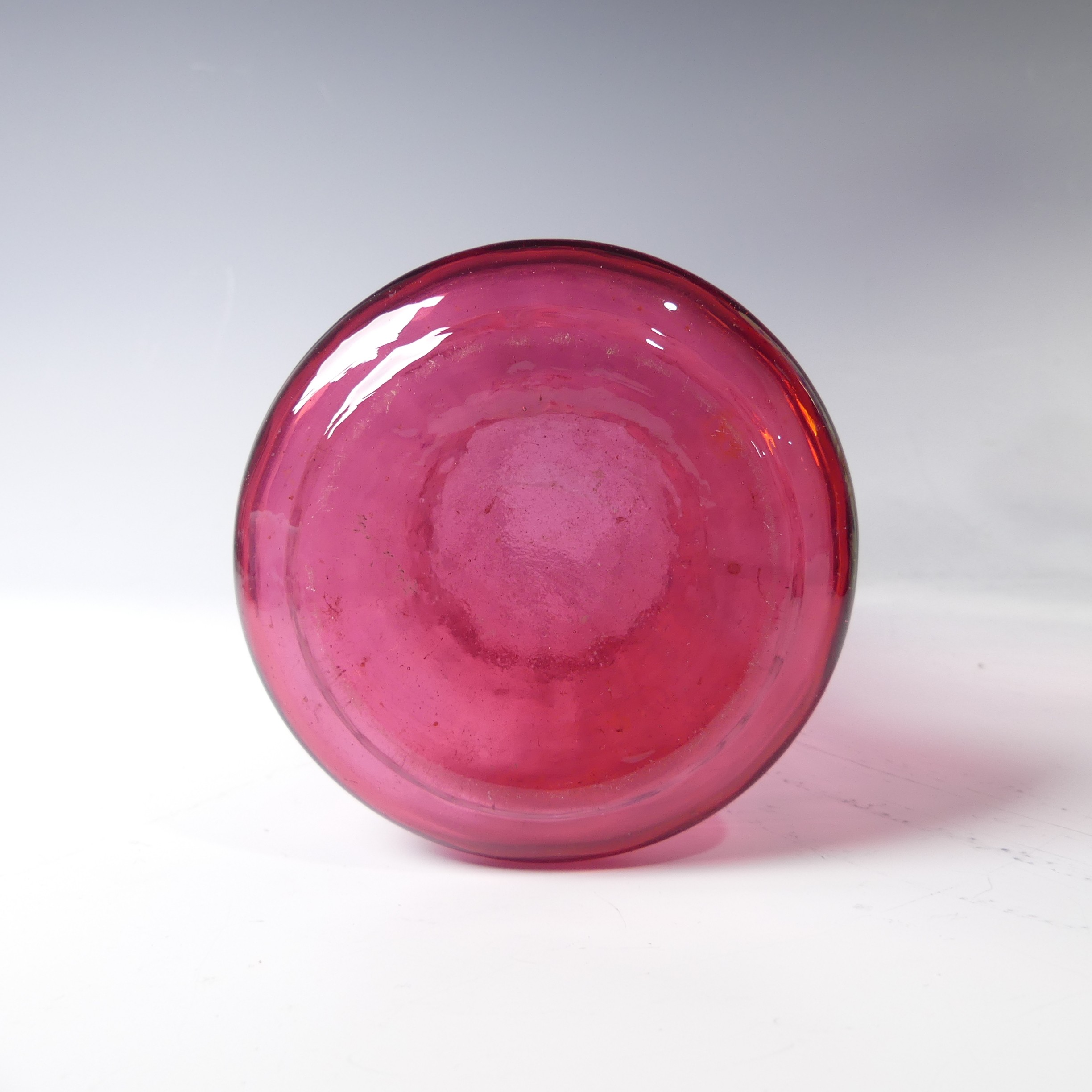 A Loetz style studio glass Vase, of pink colour, together with another Loetz type glass Vase, a - Bild 21 aus 30