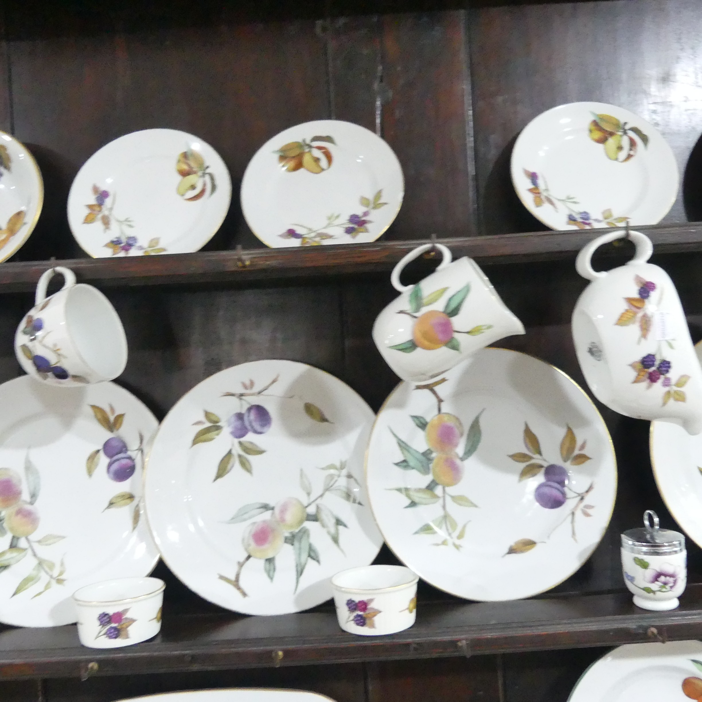 A Royal Worcester 'Evesham' pattern Dinner Service, four Dinner Plates, Sides Plates, Tea Cups and - Bild 3 aus 9