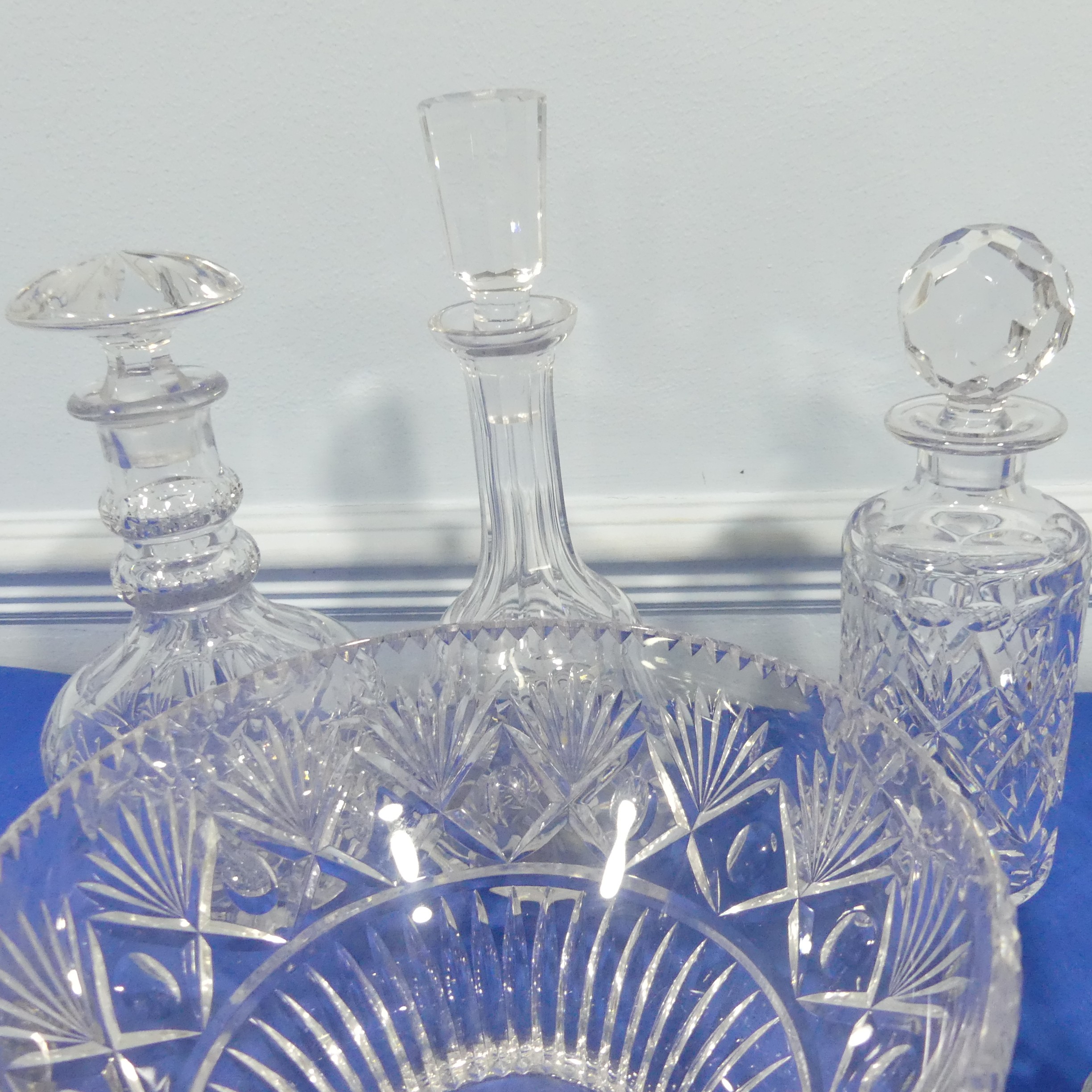 A quantity of cut Glass crystal, including four decanters, a fruit bowl and a claret jug (6) - Bild 4 aus 12