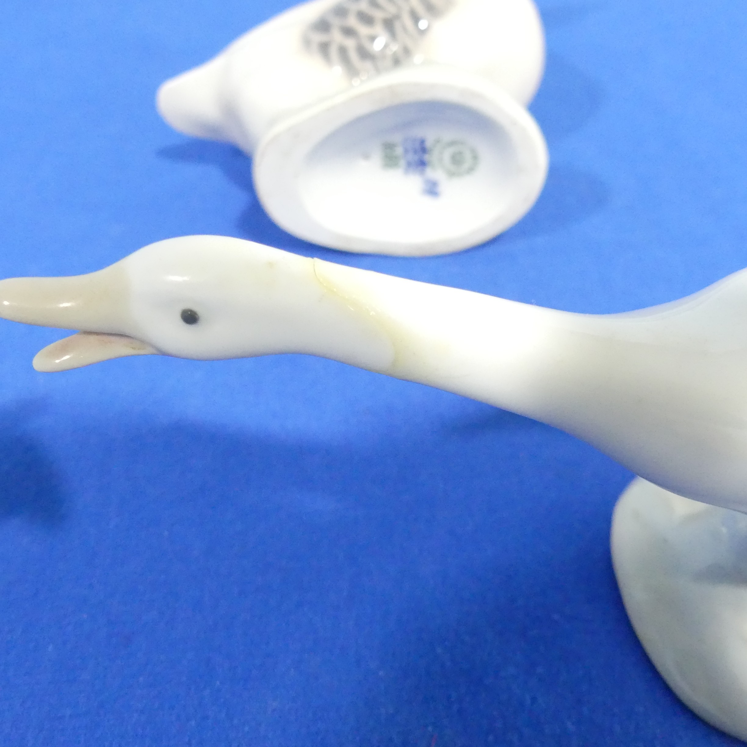 A Royal Copenhagen Goose figure 1088 together with three Lladro animals, consisting of a goose and - Bild 9 aus 10