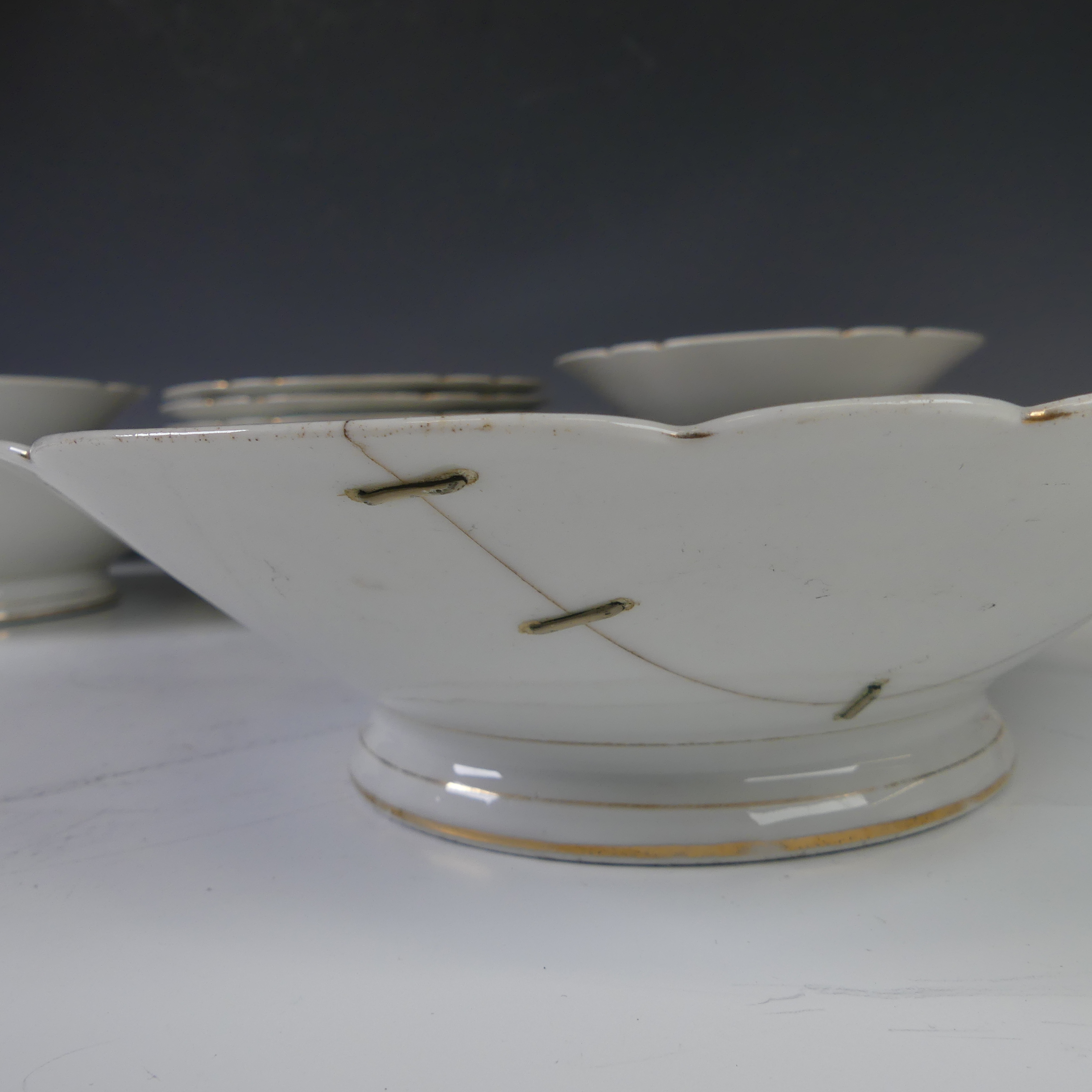 A 20thC Chinoiserie pattern Dessert Service, comprising two Comportes, four Dishes, and twelve - Bild 9 aus 17