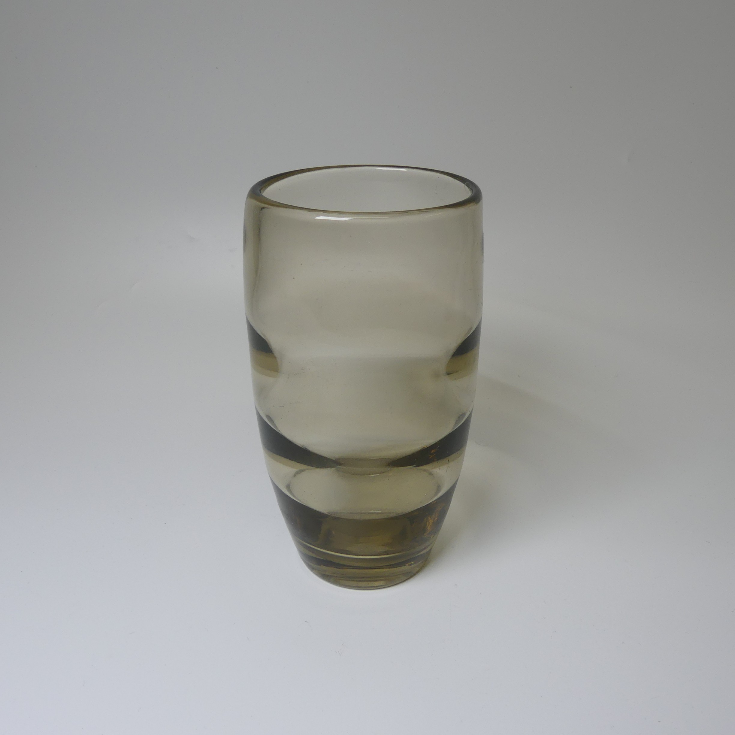 A small quantity of Whitefriars glass Vases, to comprise a kingfisher blue internally ribbed Vase, H - Bild 8 aus 13