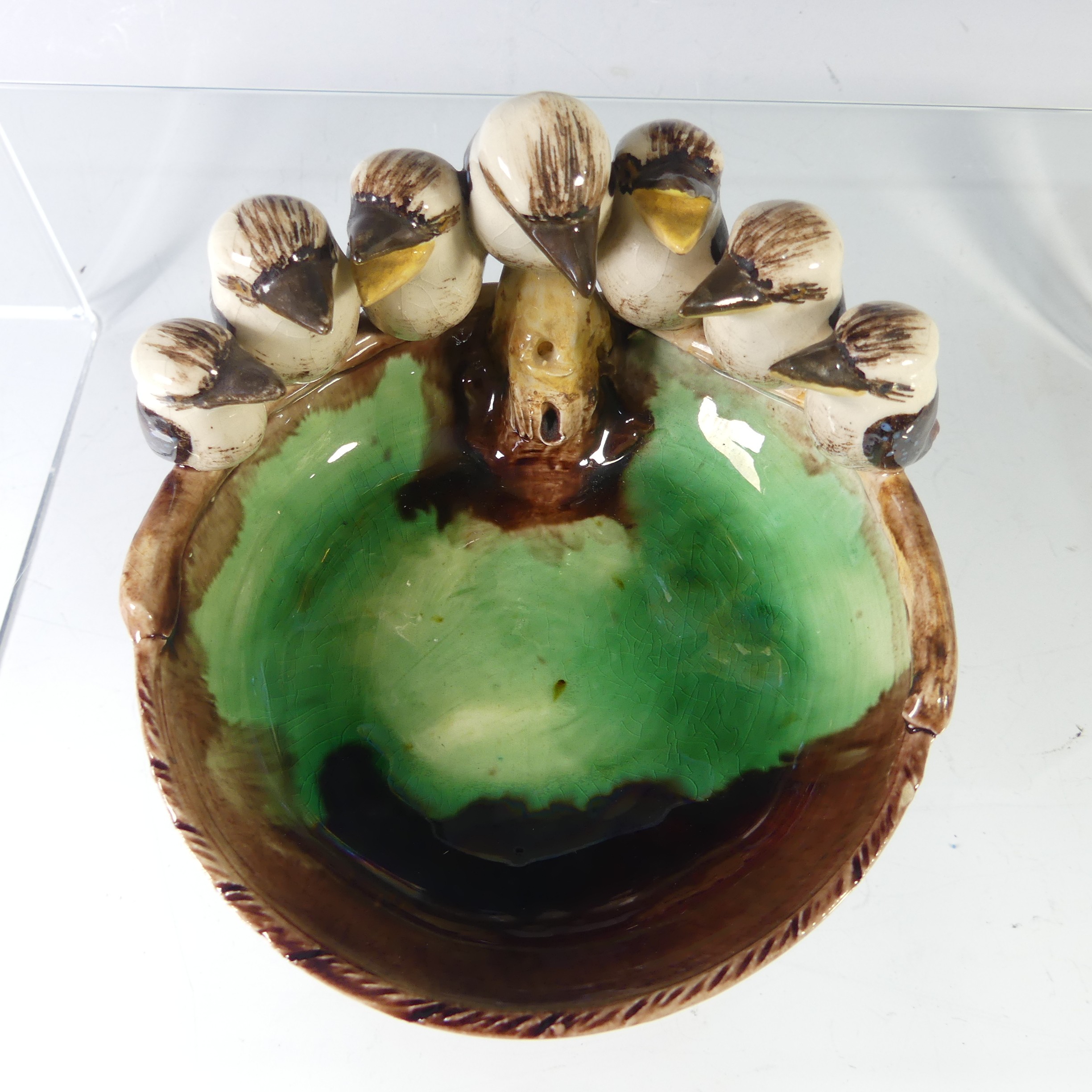 A Grace Seccombe studio pottery Trinket Dish, modelled with nine kookaburras perched along the edge, - Bild 7 aus 8
